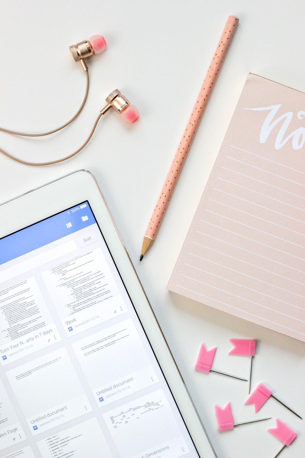 10 Must-Have Physical and Digital Blogging Resources to Increase Productivity