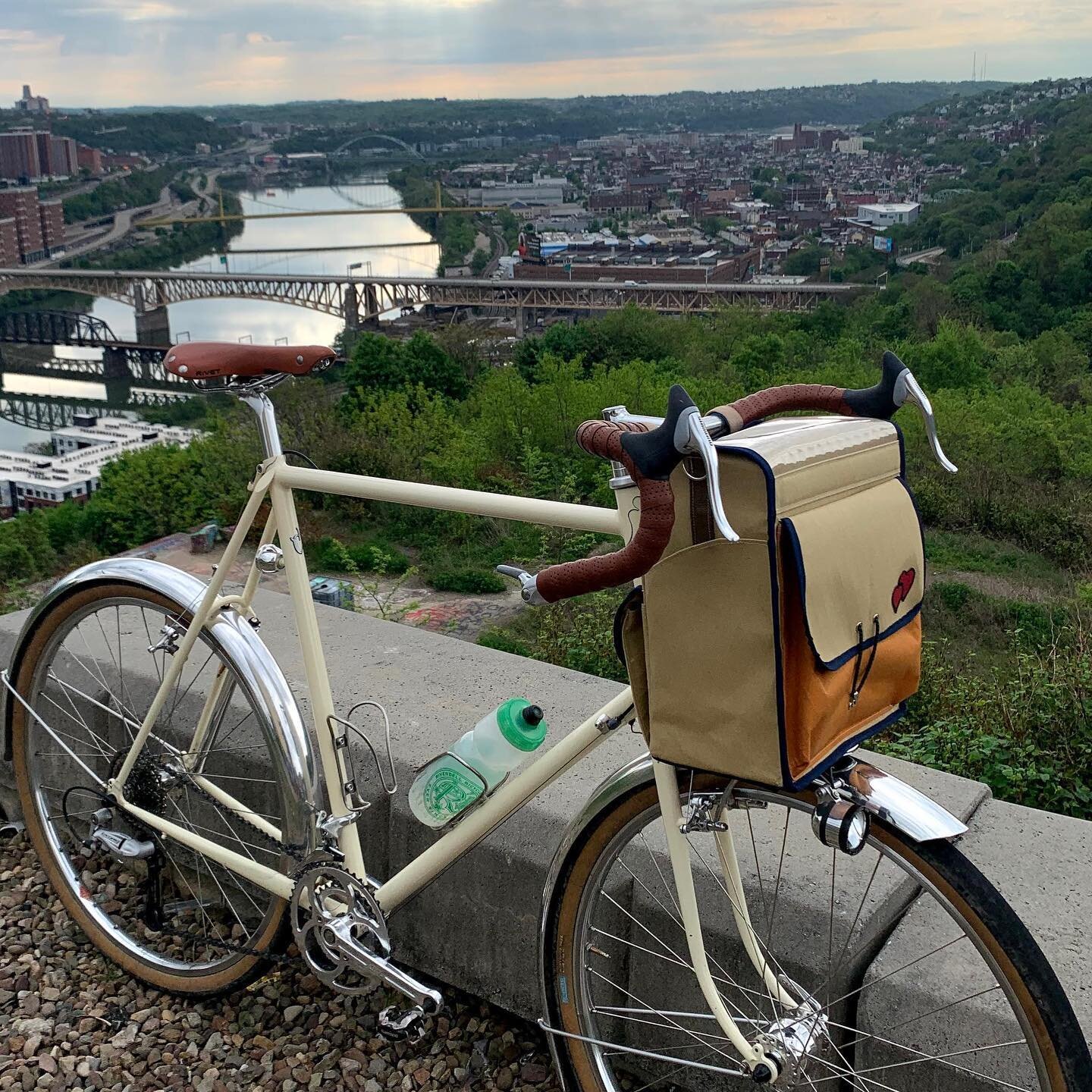 Vanilla Shake randonneuring bicycle. The healthy way to social distance. This full custom bike got a very special handle bar bag, custom made by @ruthworkssf and I gotta say those colors go very well. Thanks Eli! Get in on the next round of batch bui