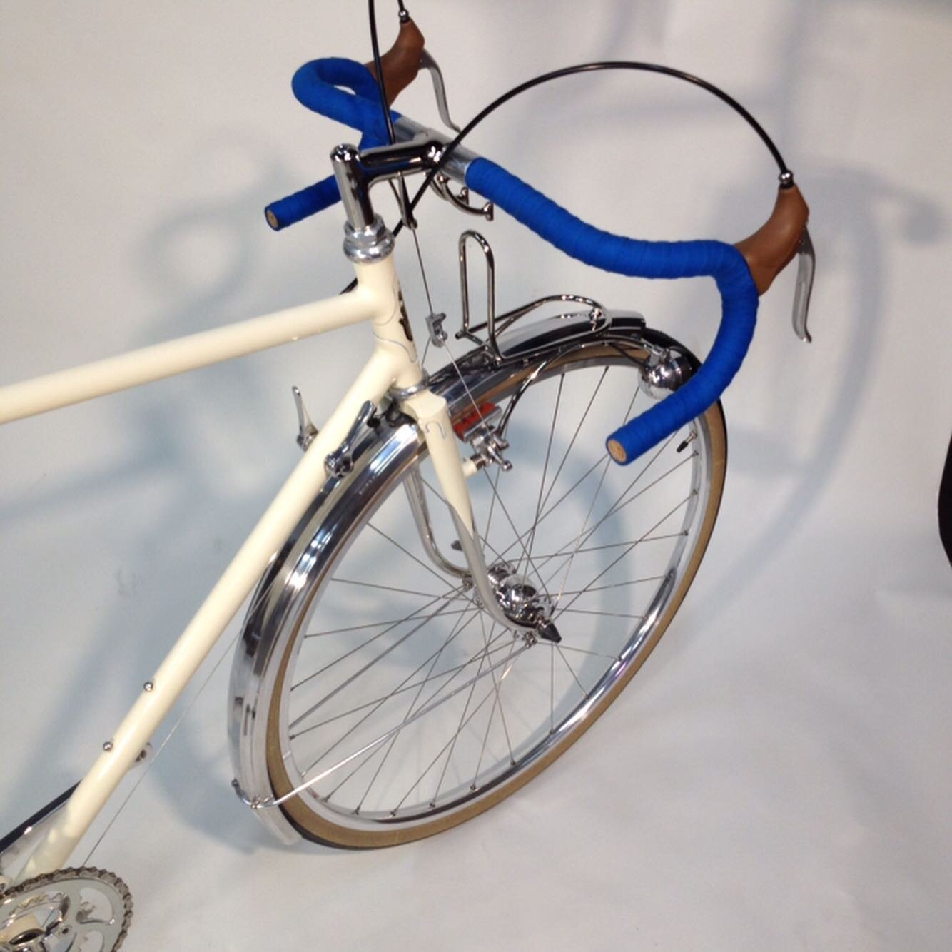 Vanilla shake electric blue build. I love this combo. Rando bike. @kaiseitubes ultra light tube set. Hand made bi lam lugs. #coastcyclesnyc