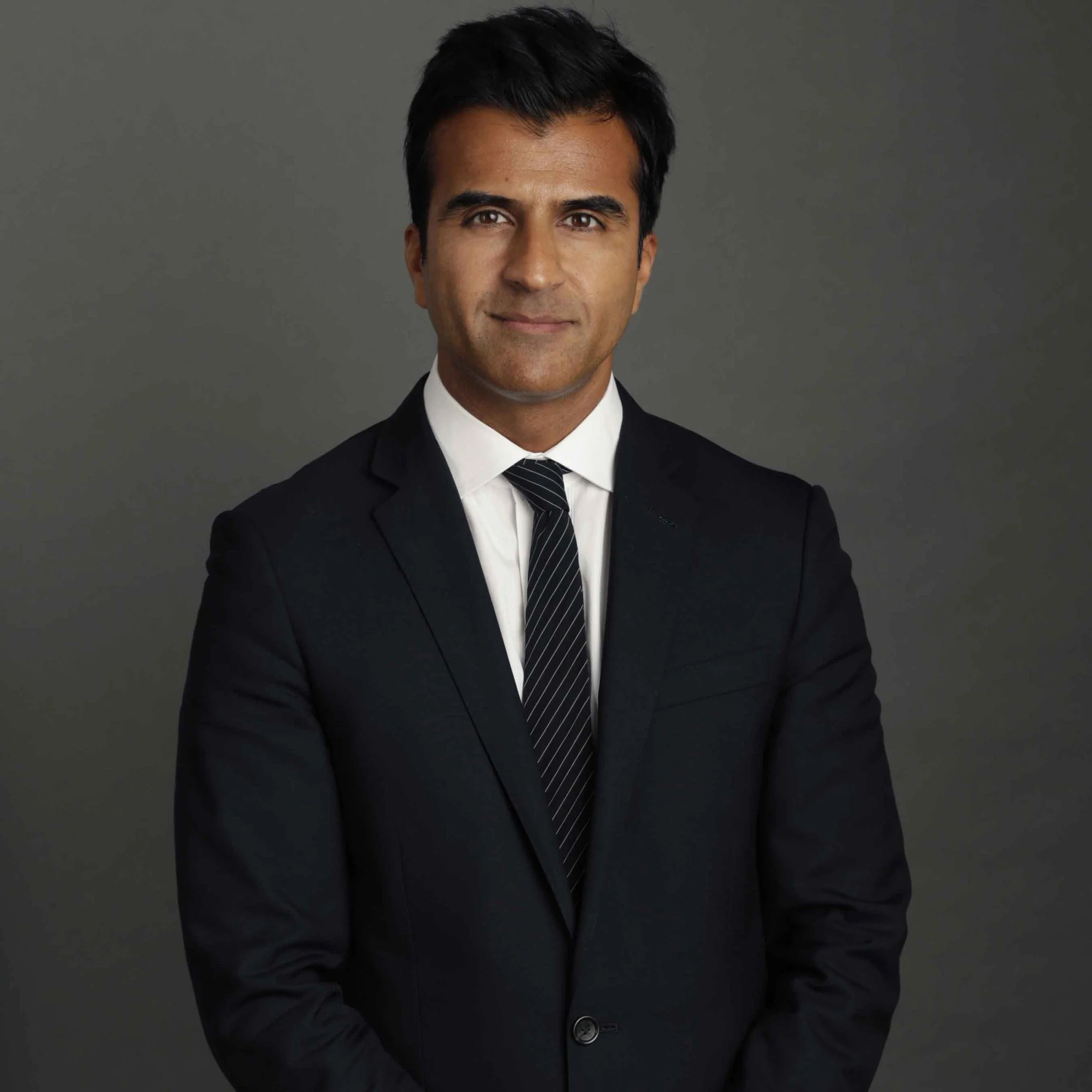 businessman-corporate-headshot-professional-portrait-studio.jpg