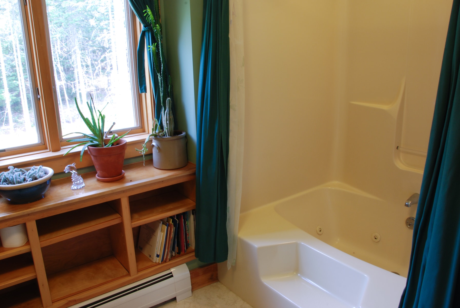 Upstairs bathroom with large jetted tub 