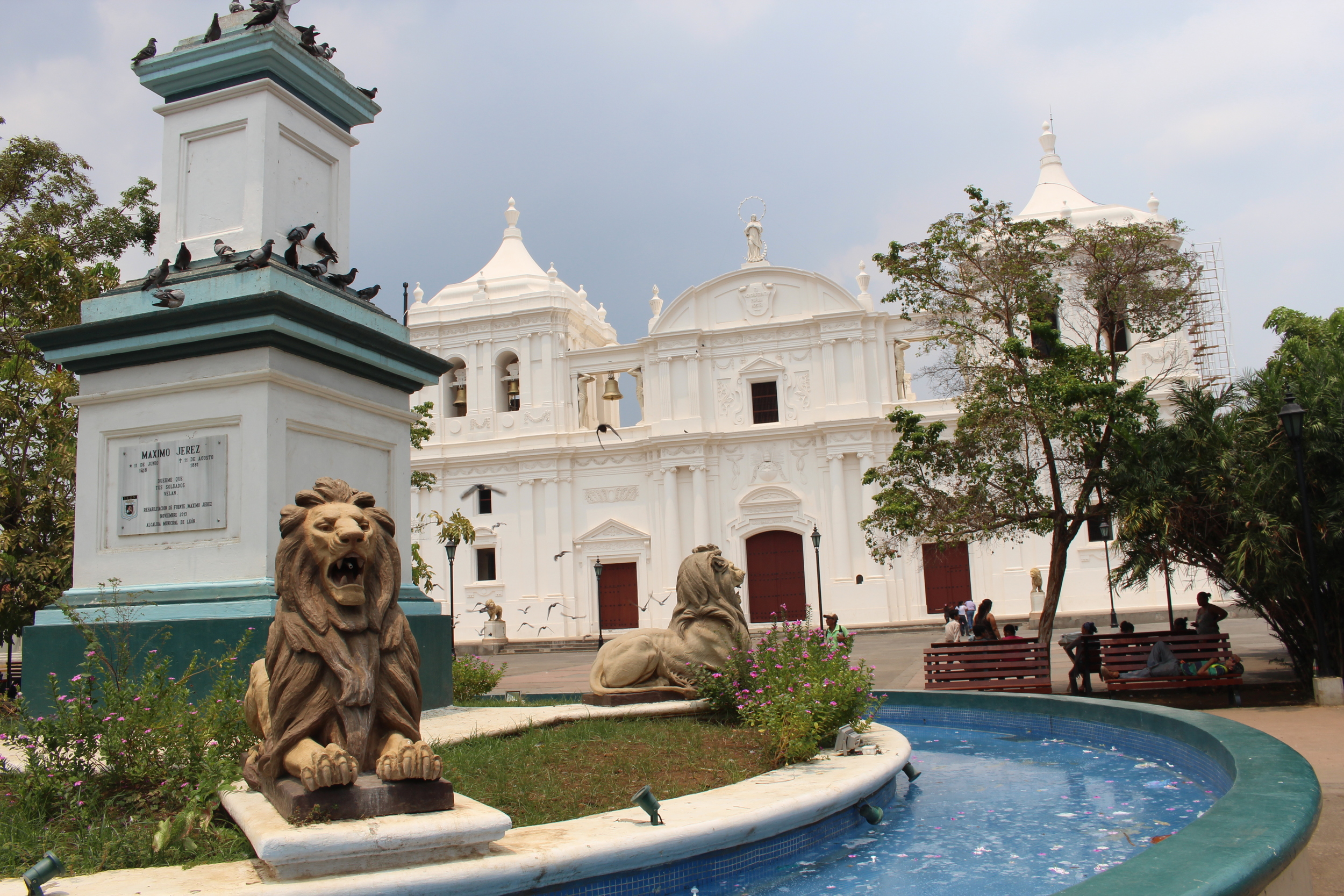 Leon fountain and cathedral