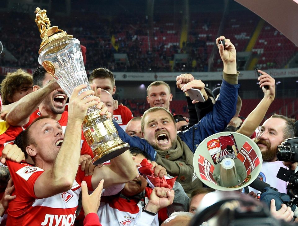 Spartak players and fans celebrate lifting the trophy | © thesun.co.uk