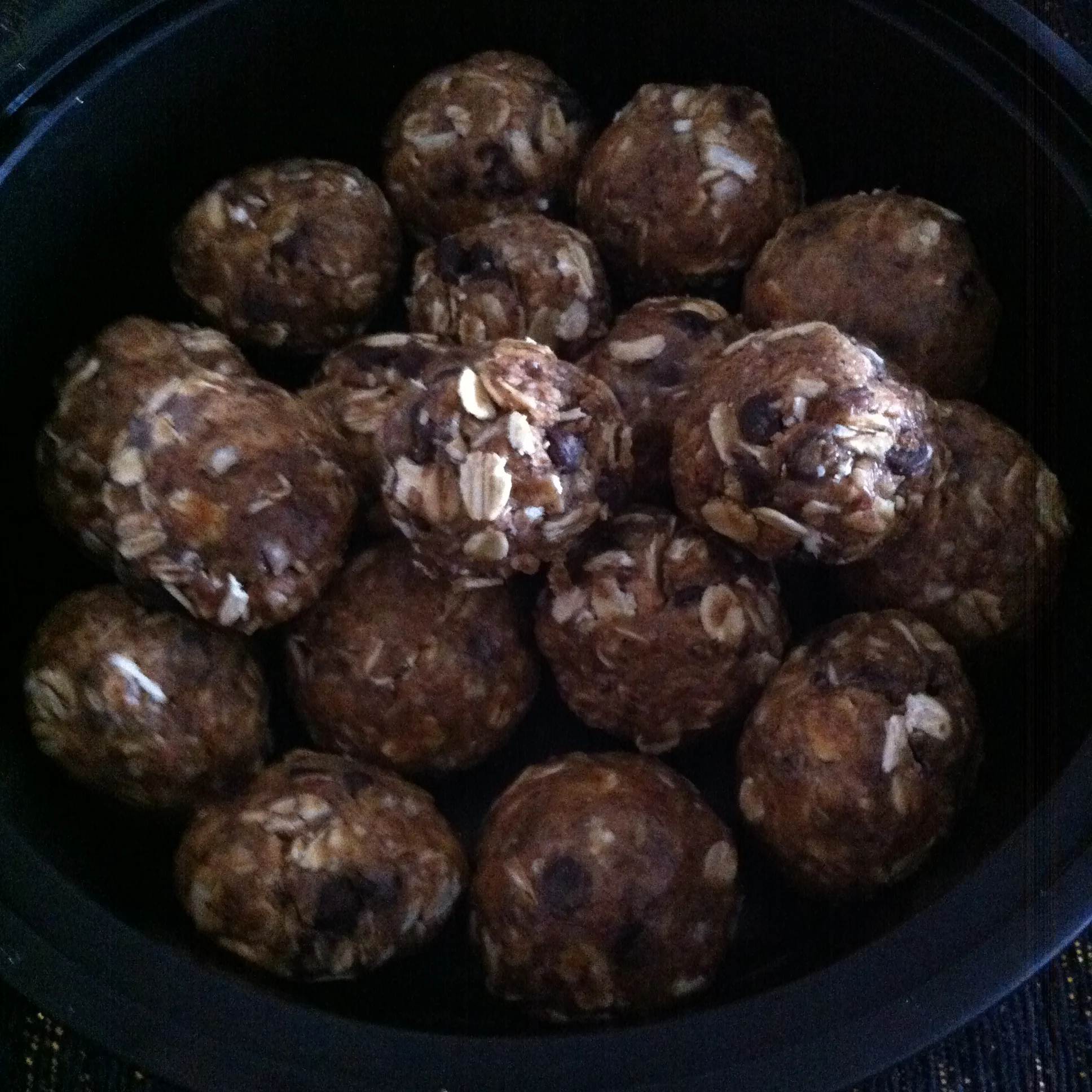 almond+%26+dark+chocolate+energy+balls+%281%29.jpg