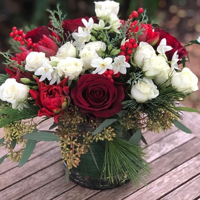 &lsquo;Tis the season! 
#christmasflowers #hibiscus #gardenroses #narcissus #bocablooms