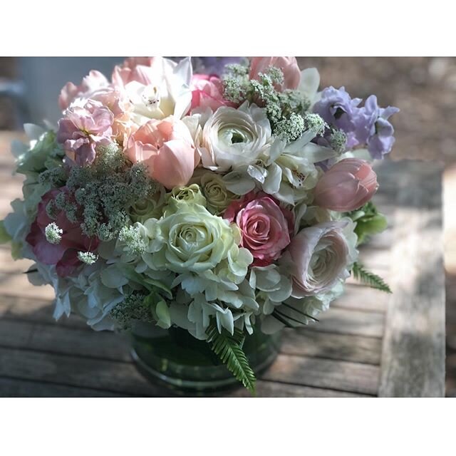 Limoncello roses, eucalyptus that looks like hearts, sweet peas=fun. Happy Valentine&rsquo;s Day! ❤️💕