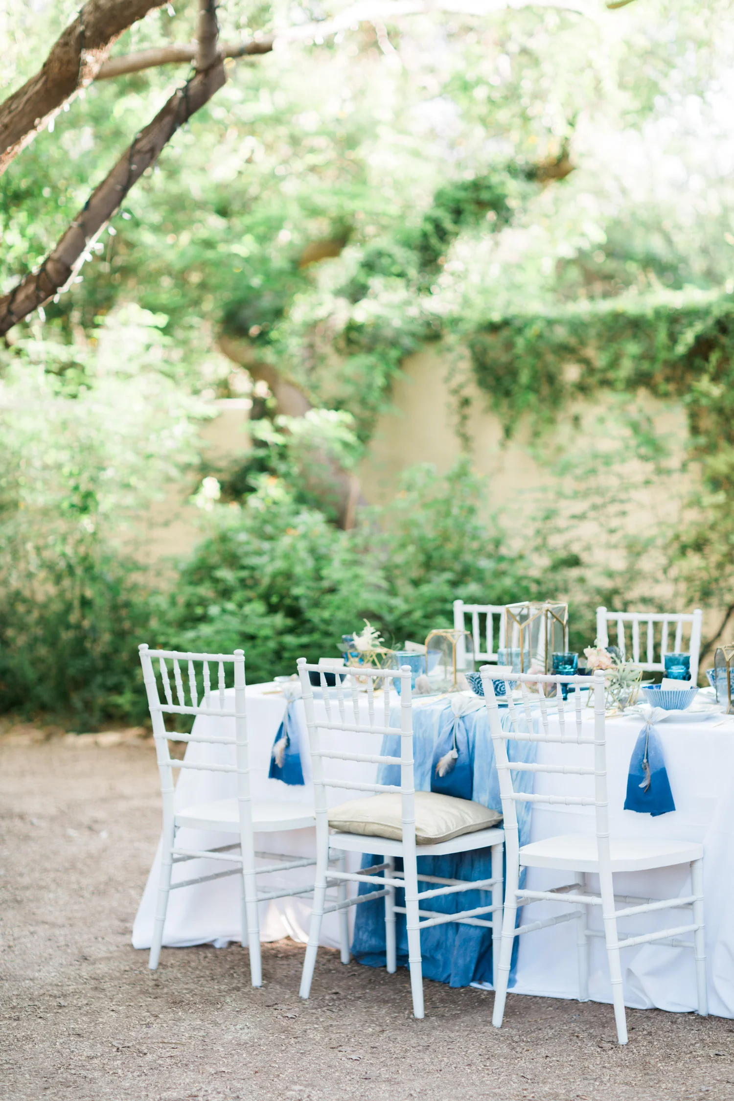 Indigo bohemian wedding at Tohono Chul Gardens by Tucson Wedding photographers Betsy & John 