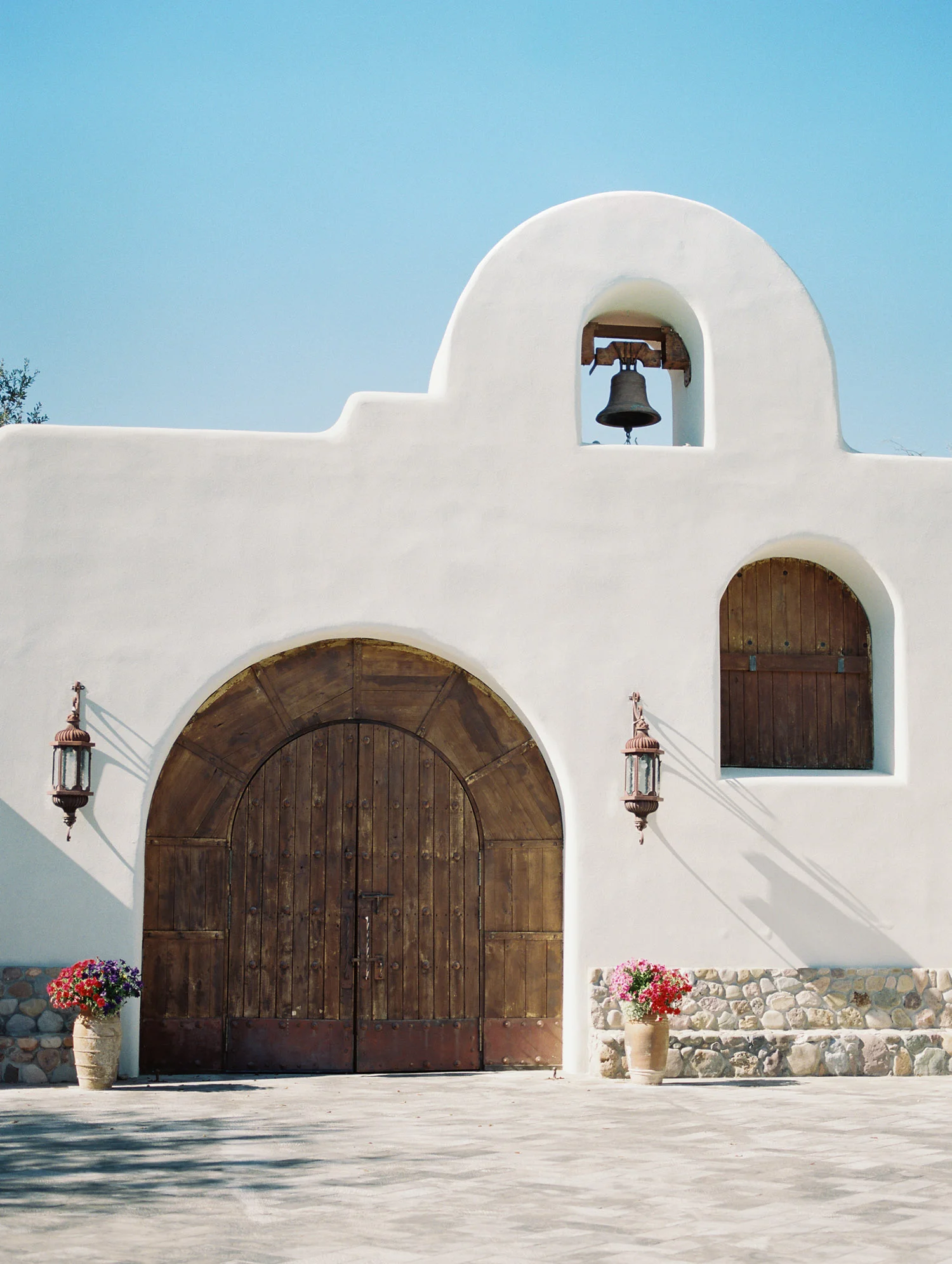 Gorgeous white chapel in the desert at Tubac Golf Resort. Capture by Tucson wedding photographers, Betsy & John. 
