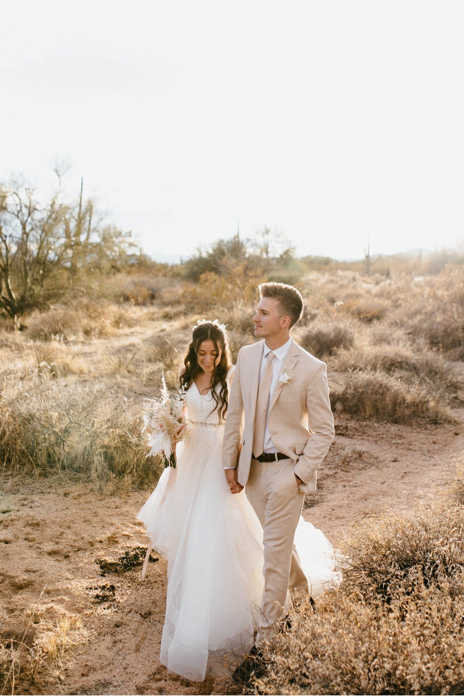 083_boho-bride-and-groom-in-desert.jpg