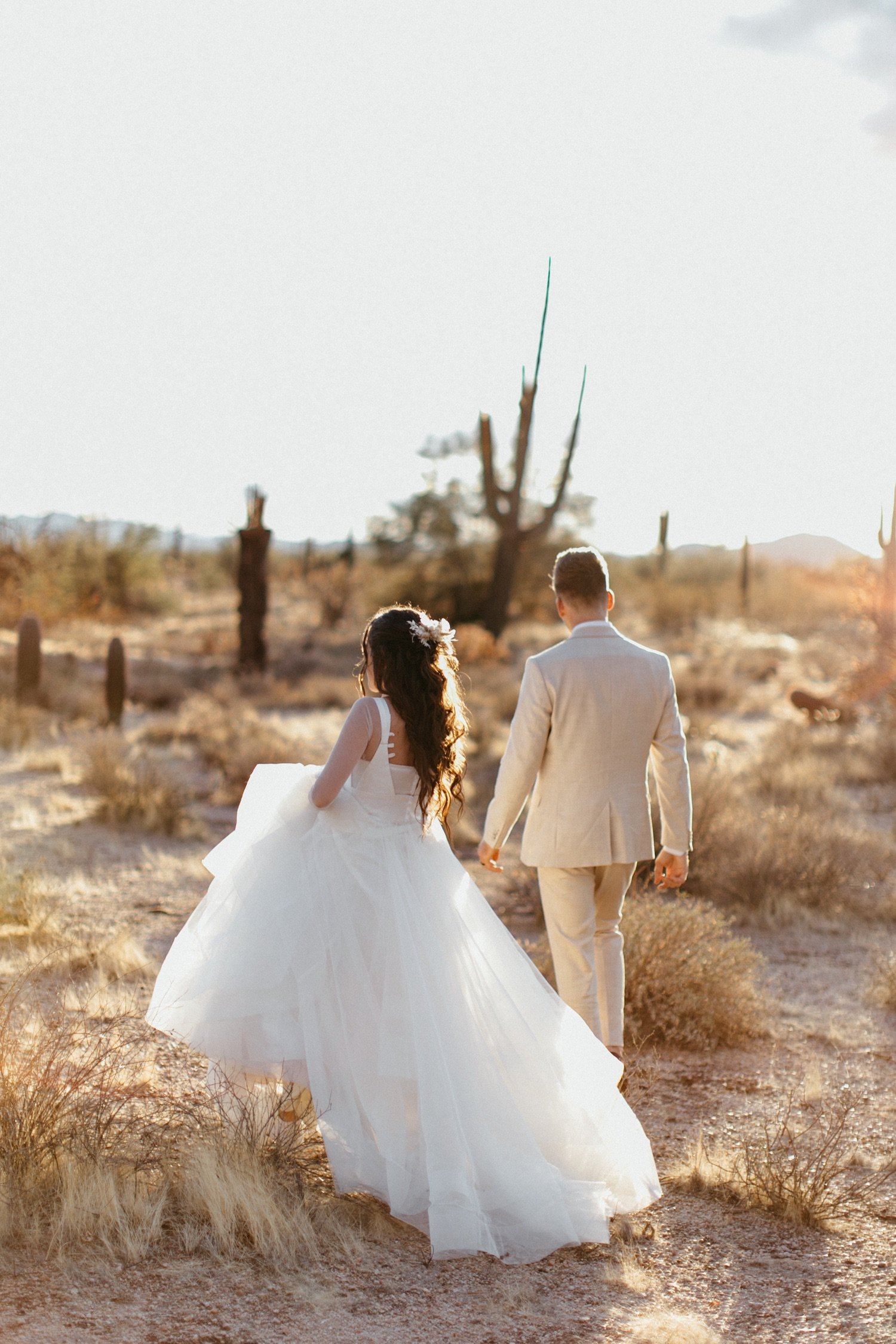 087_boho-bride-and-groom-in-desert.jpg