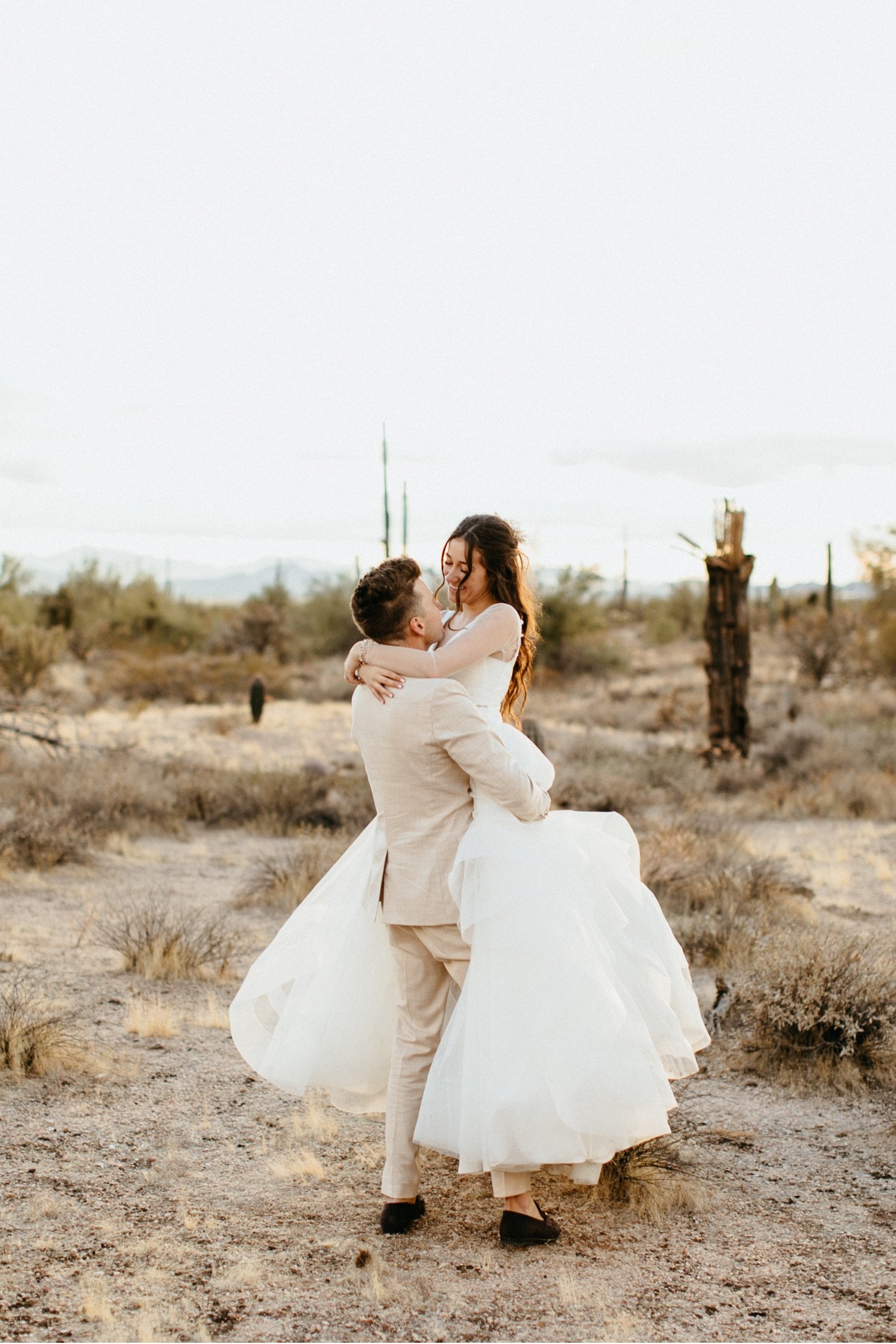 091_boho-bride-and-groom-in-desert.jpg