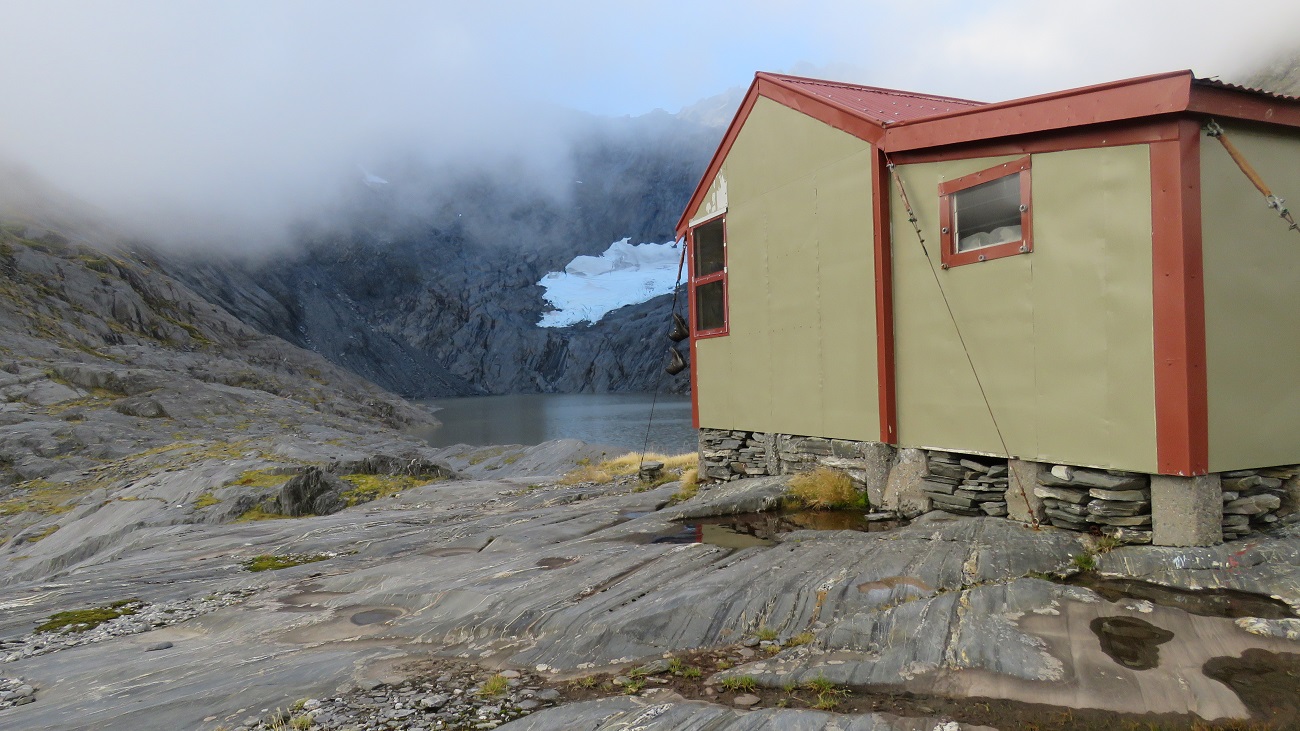 Ivory Lake Hut is a cracker 6 bunker. It has no fire for obvious reasons, but the double glazed windows and well sealed cladding make it a very warm hut, especially after a sunny day.