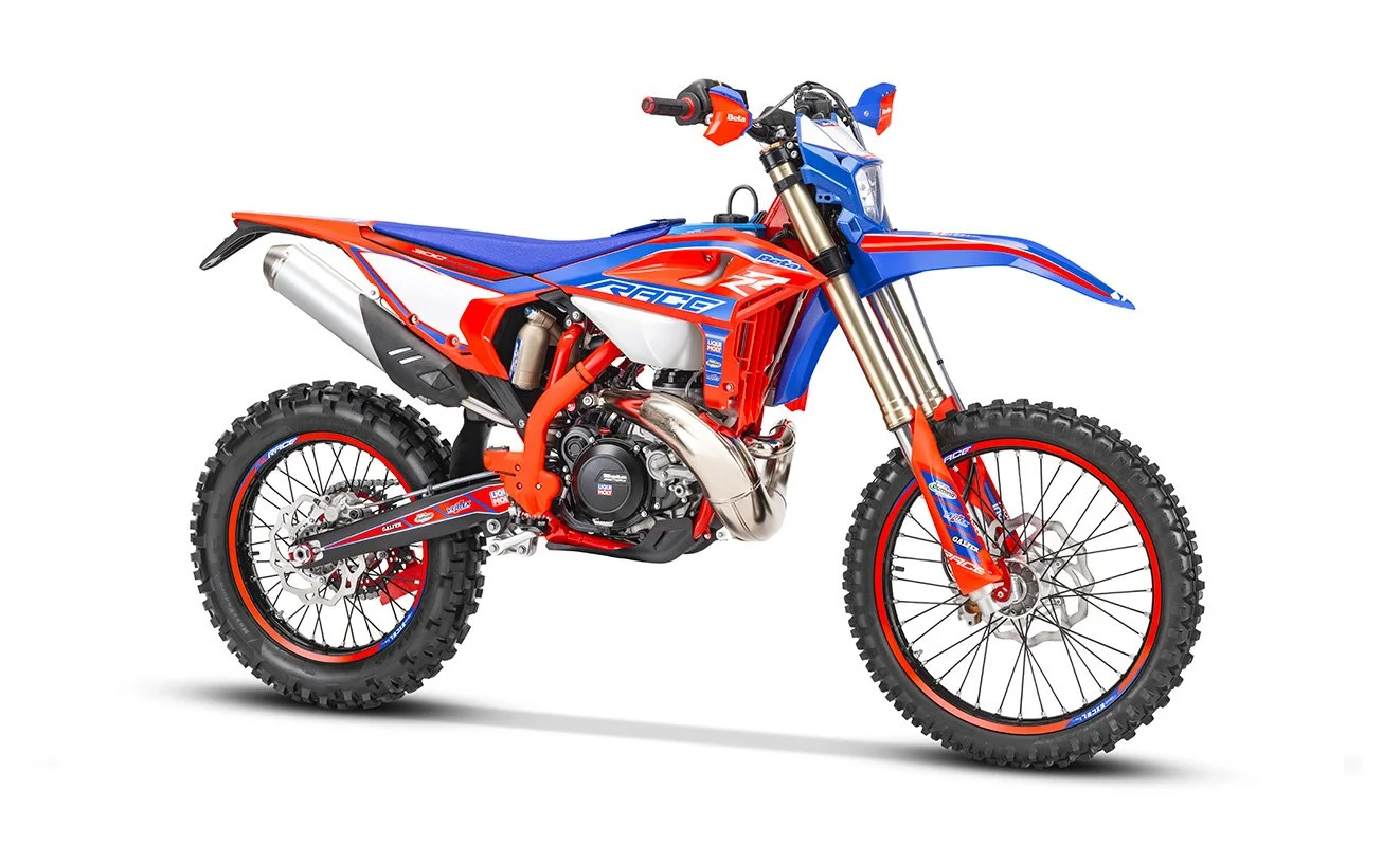 CHASSIS Frame Molybdenum steel with double cradle split above the exhaust port Wheelbase 1482 mm Max length 2172 mm Max width 815 mm Max height 1270 mm Seat height 950 mm Ground clearance 320 mm Footrest height 407 mm Dry weight 103,5 kg (f