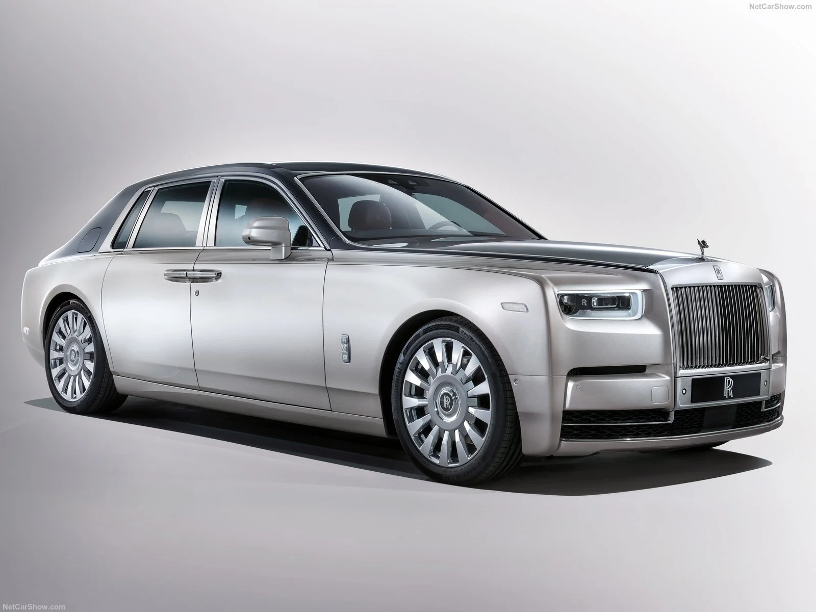 Rolls-Royce-Phantom-2018-1600-01.jpg