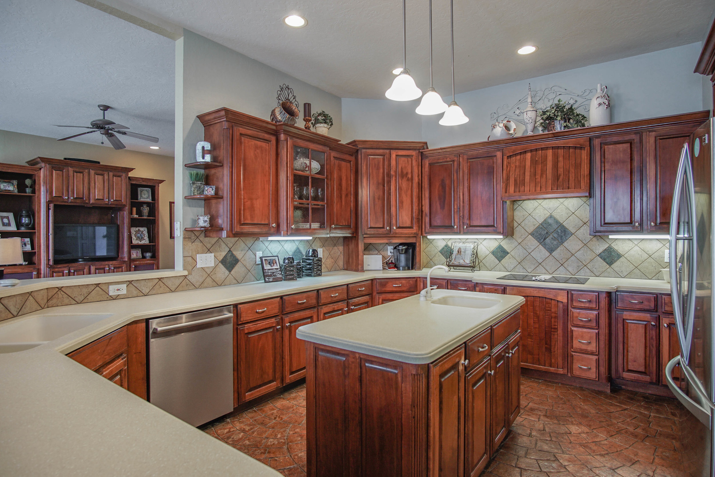23 Kitchen .jpg