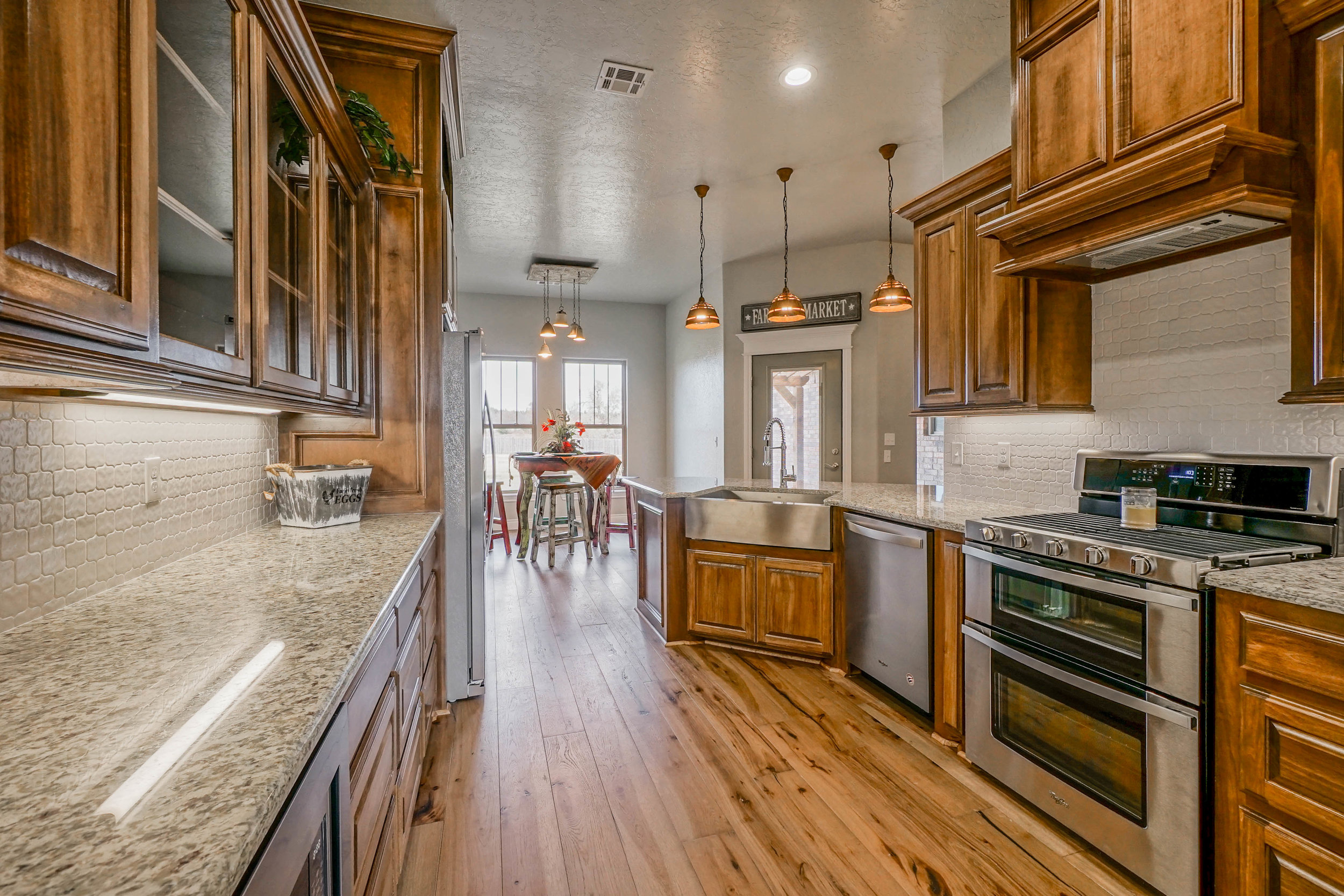 21 Kitchen.jpg