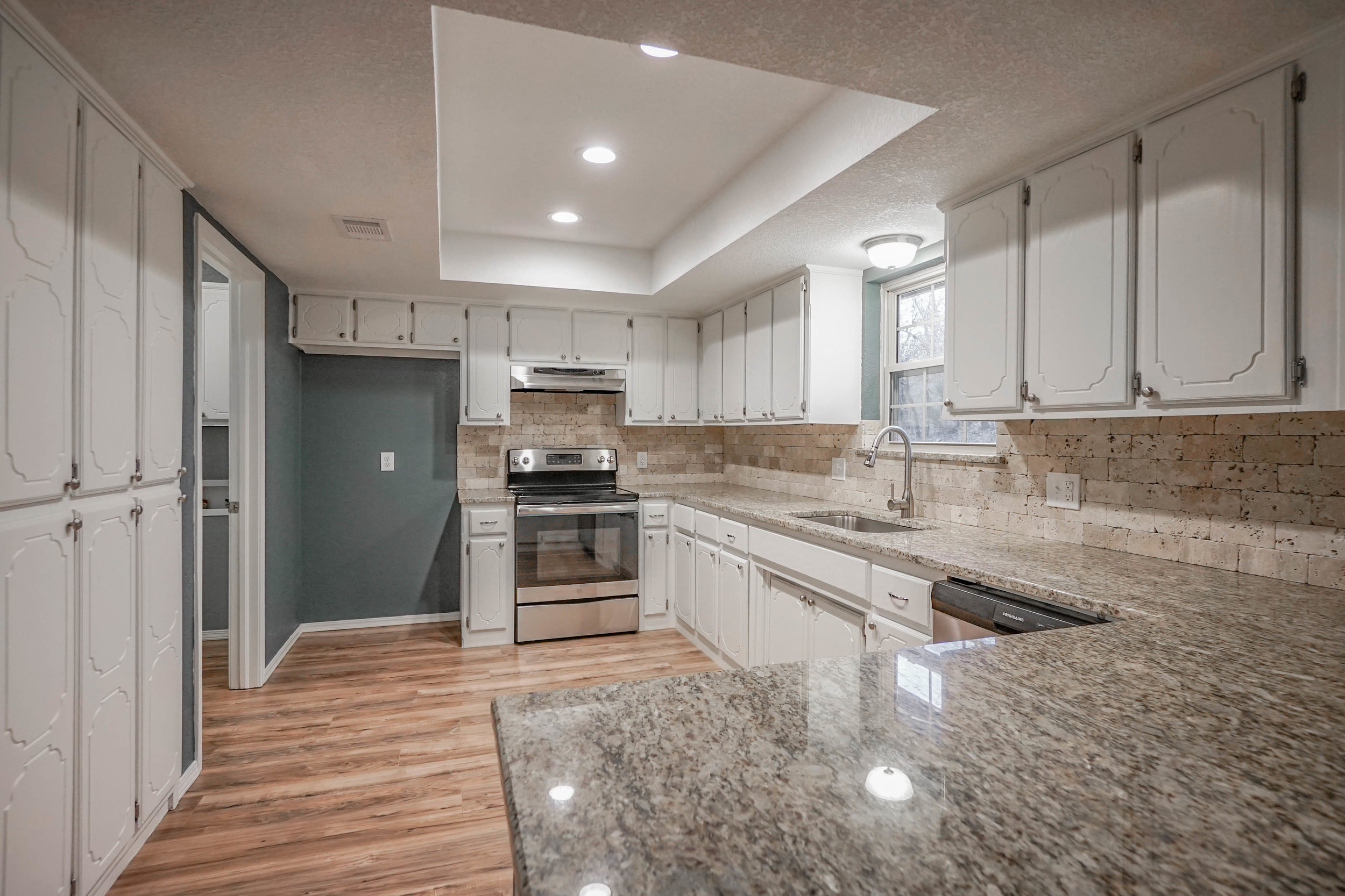 18 Kitchen.jpg
