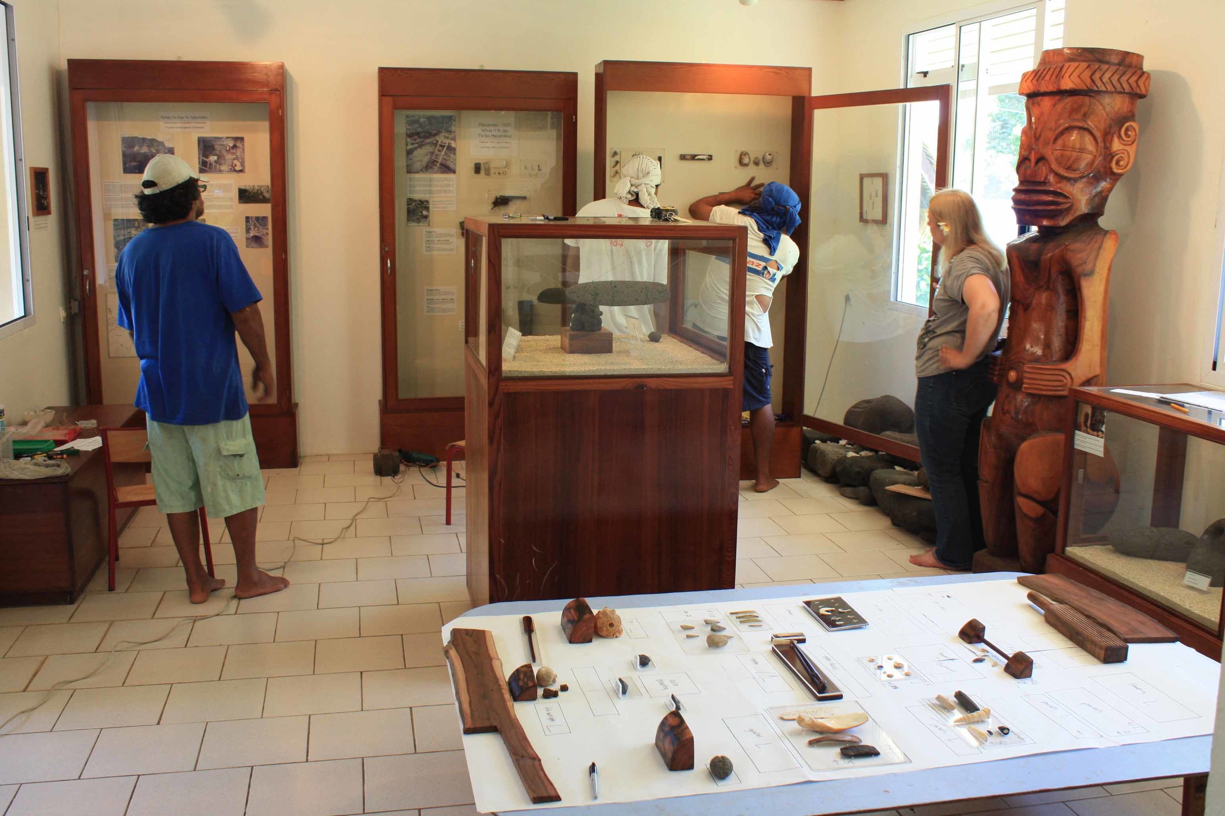 2013. Mounting the "treasures of Tahuata" exhibit. In action: Manuhi Timau,Samuel Tiaiho, Hio Timau and Maryjane Sherwin. (Copy)