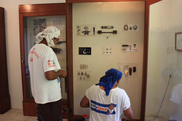 2013. Samuel Tiaiho and Hio Timau mounting the "Treasures of Tahuata" exhibit.