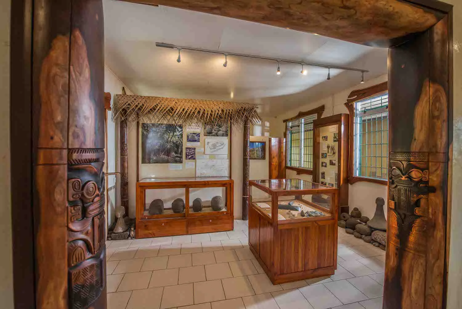 Carved posts sculpted by local artist Fati Fii adorn the entry to Te Ana Peua's second gallery, completed in 2017. Photo by D. Hazama. 