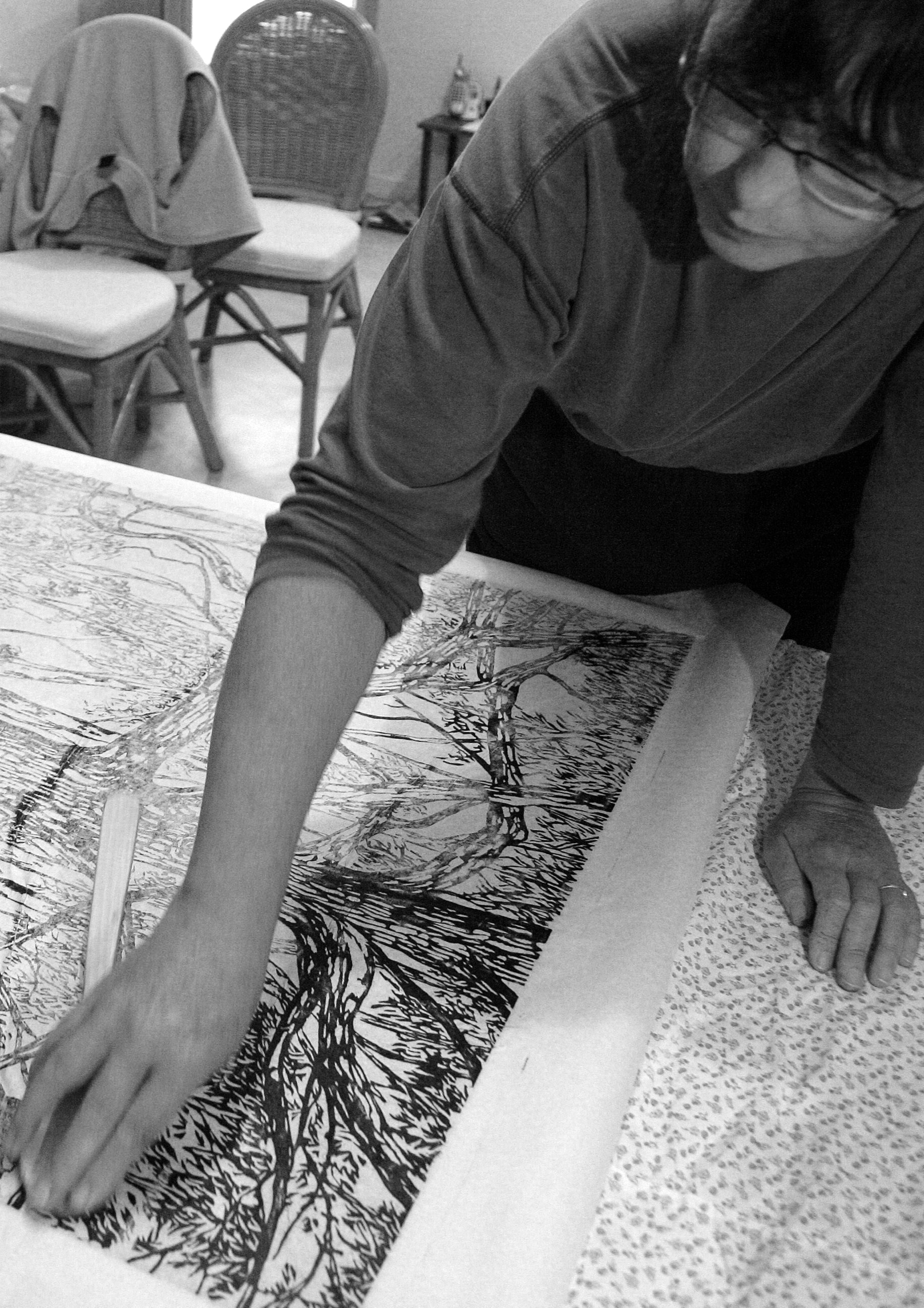  The paper is carefully lifted off the lino block to reveal the print. 