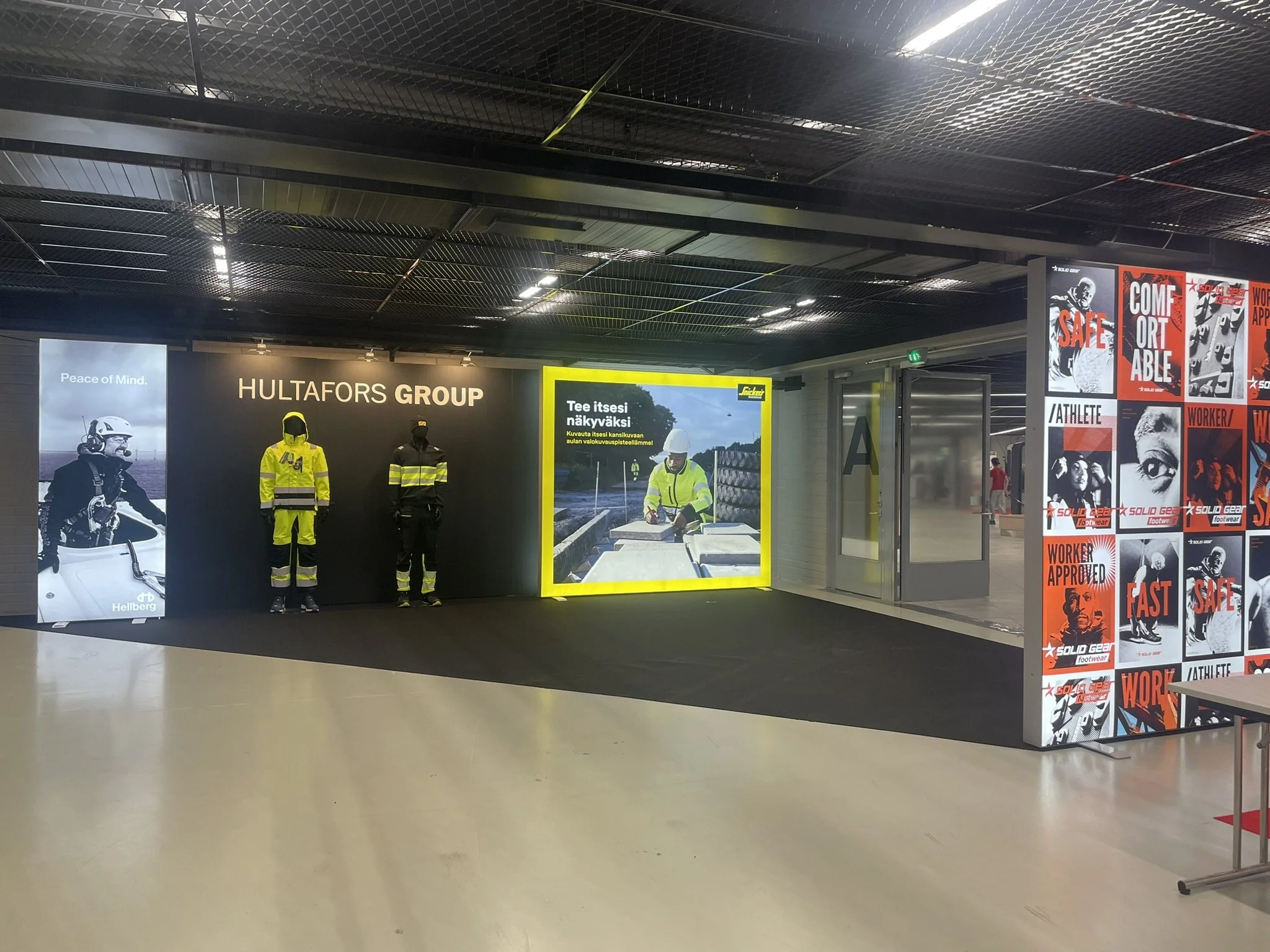 Valokaappi messuseinä messuosasto.JPEG