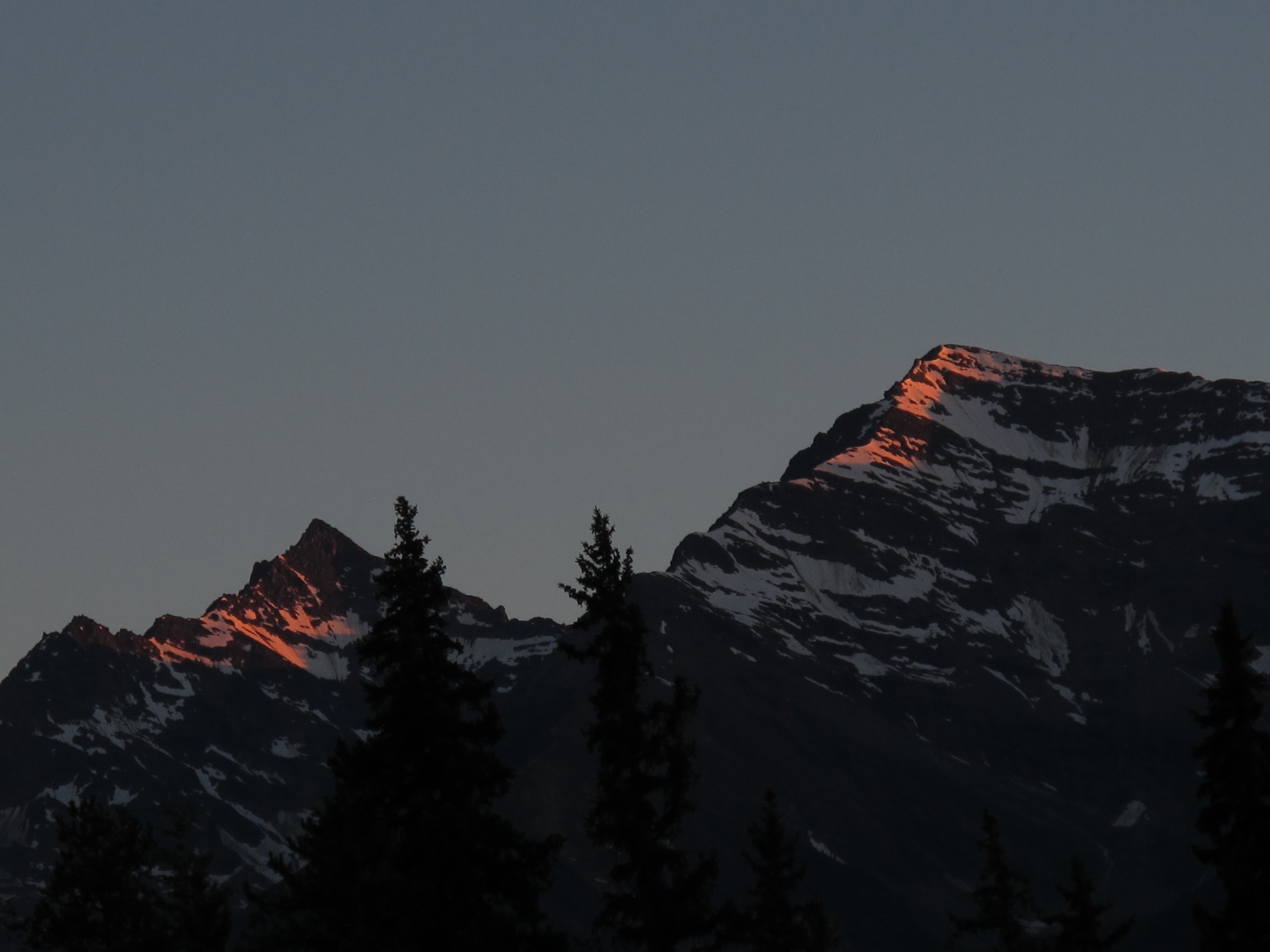 The sun setting over Téte Jaune