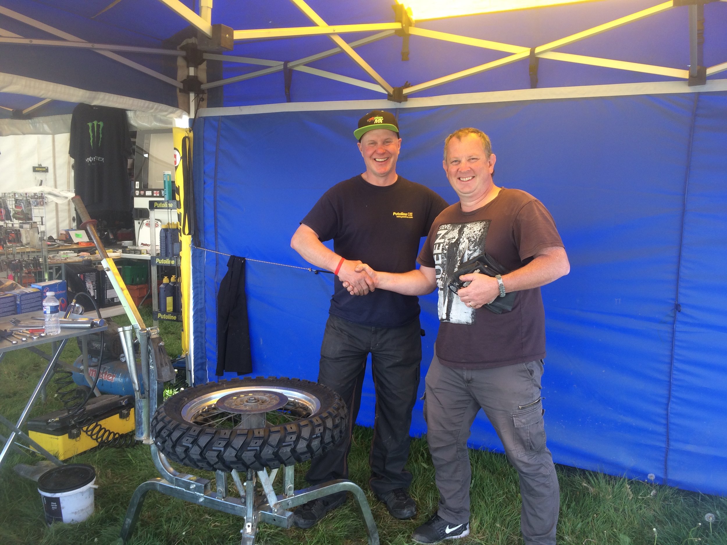 Finally get the Heidenau tyre fitted after struggling for hours yesterday