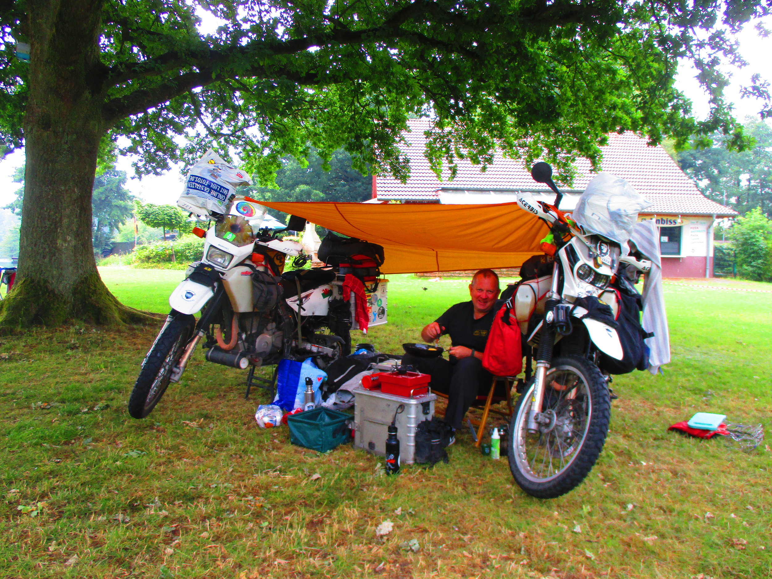 Jeff cooking up some breakfast out of the rain.