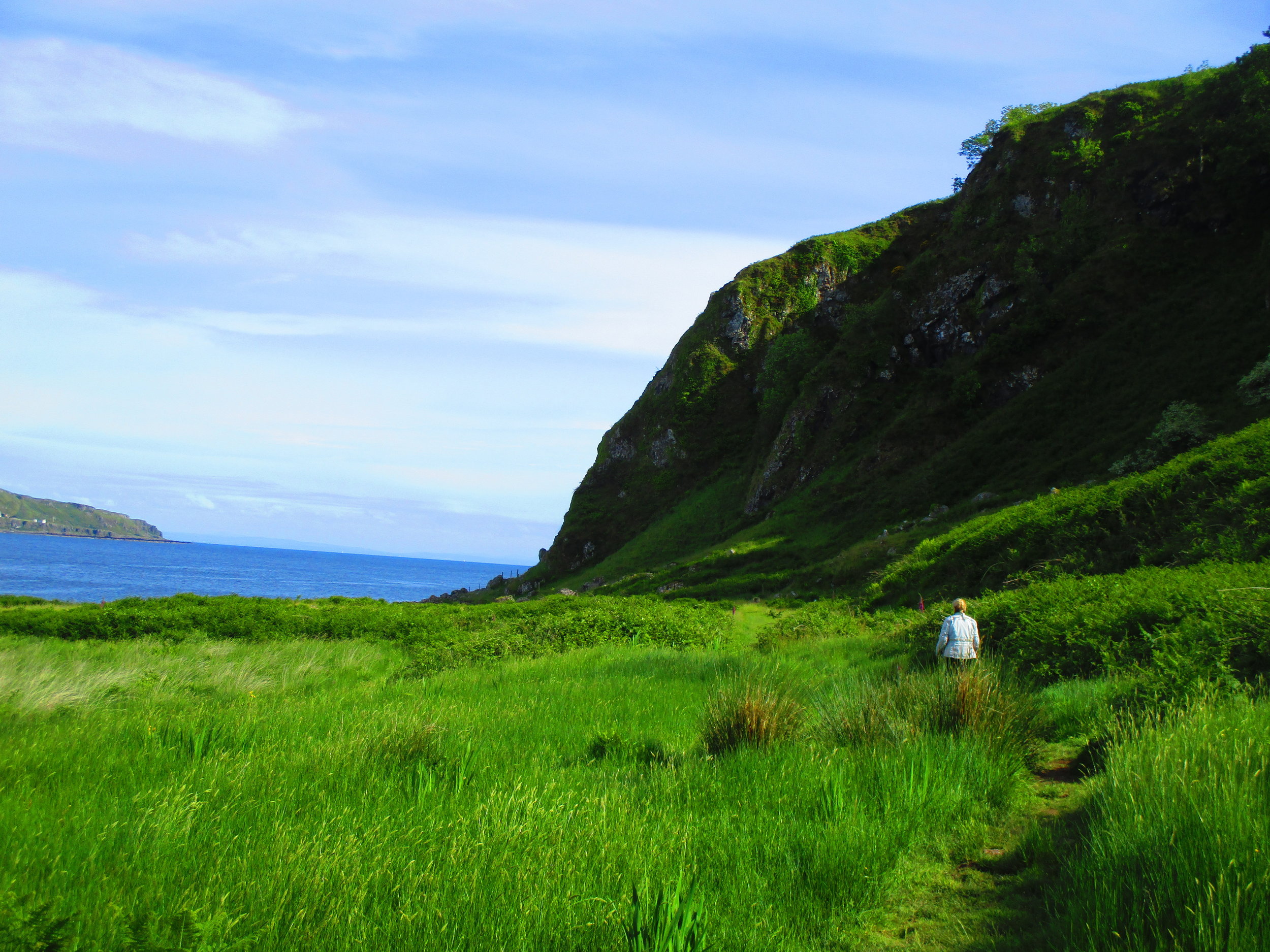 Walking to Kilchattan Bay Lighthouse