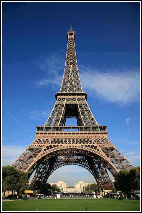 Eiffel tower by day.jpg