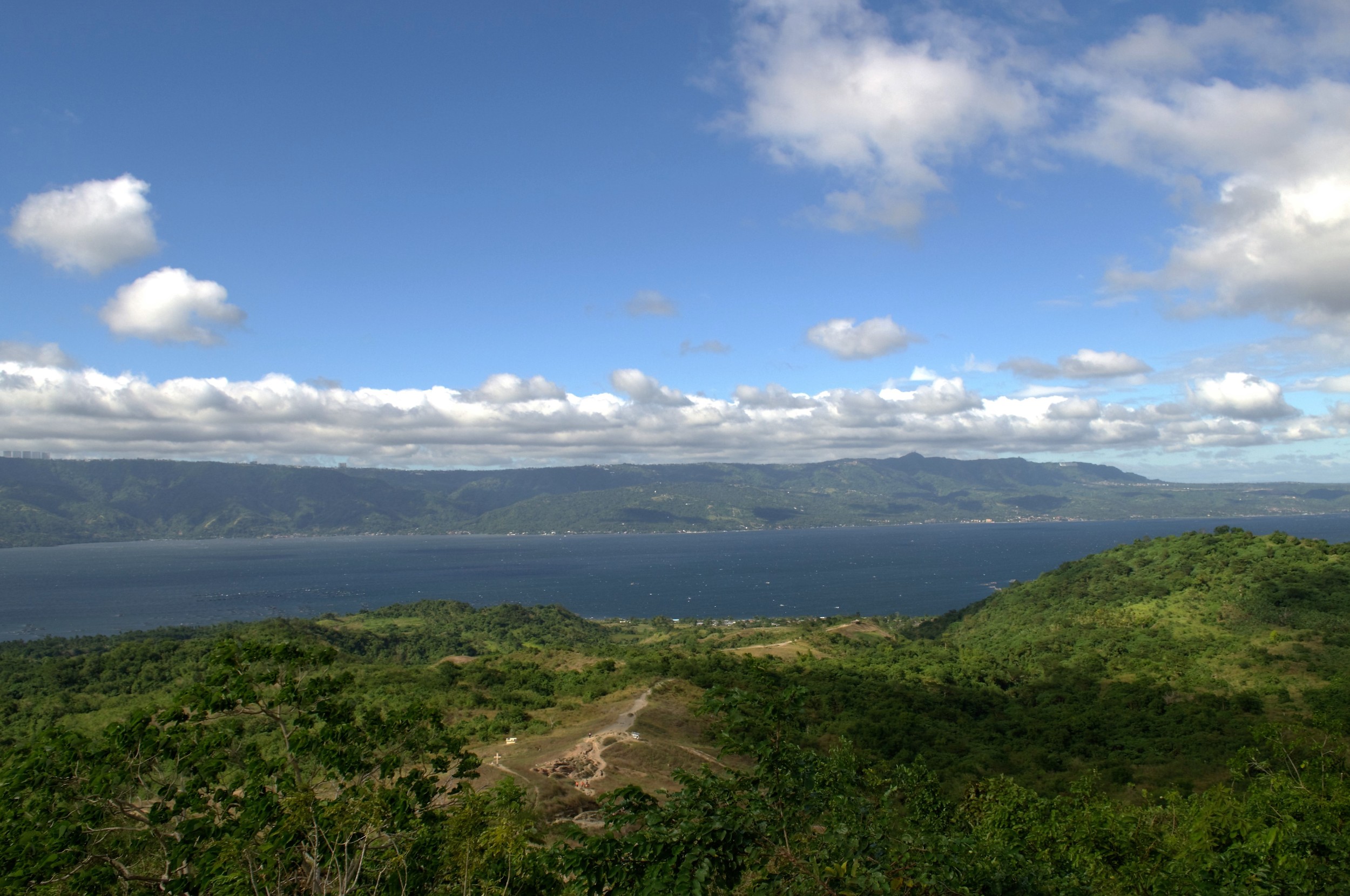 Panoramic views of the Taal lake and the trail
