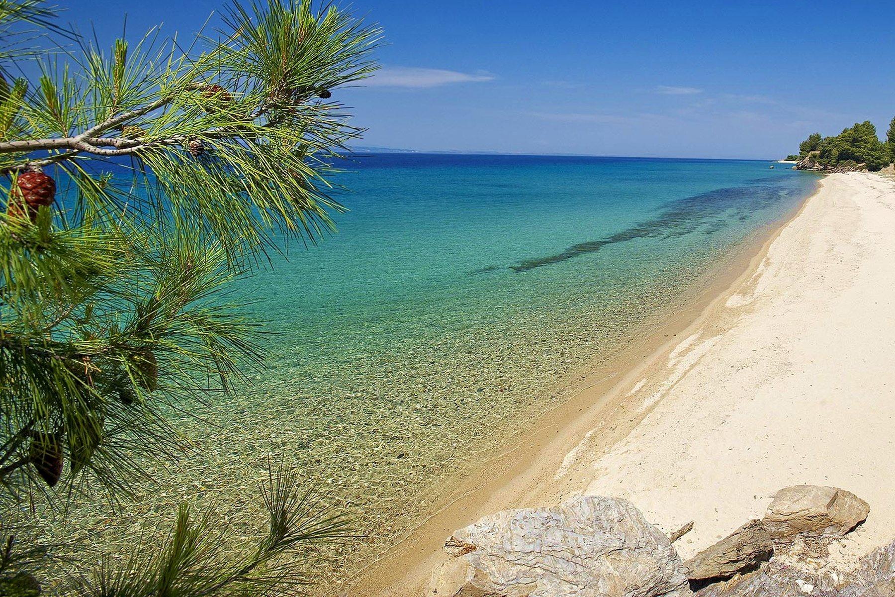 http://www.discovergreece.com/en/mainland/macedonia/halkidiki/best-beaches-in-halkidiki