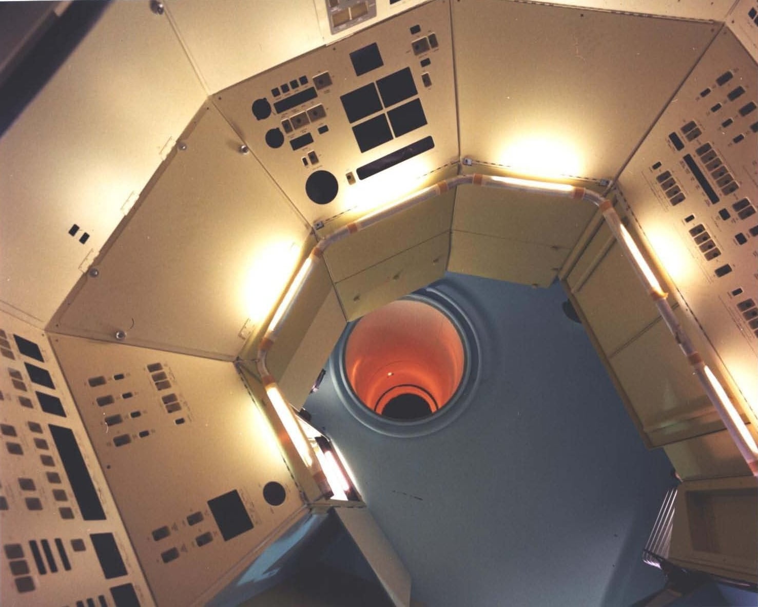 Interior photo of MOL mockup, with no tunnel hatch visible ( NRO MOL photo 8 . Credit: McDonnell-Douglas and NRO).