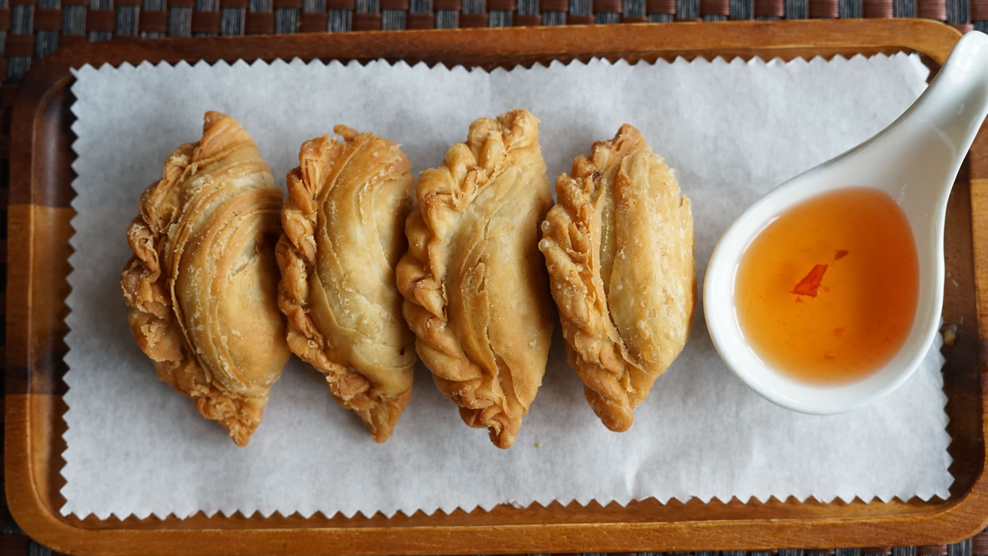 1a. CHICKEN CURRY PUFF
Fried Thai Dumplings with chicken, potato and curry powder stuffing.