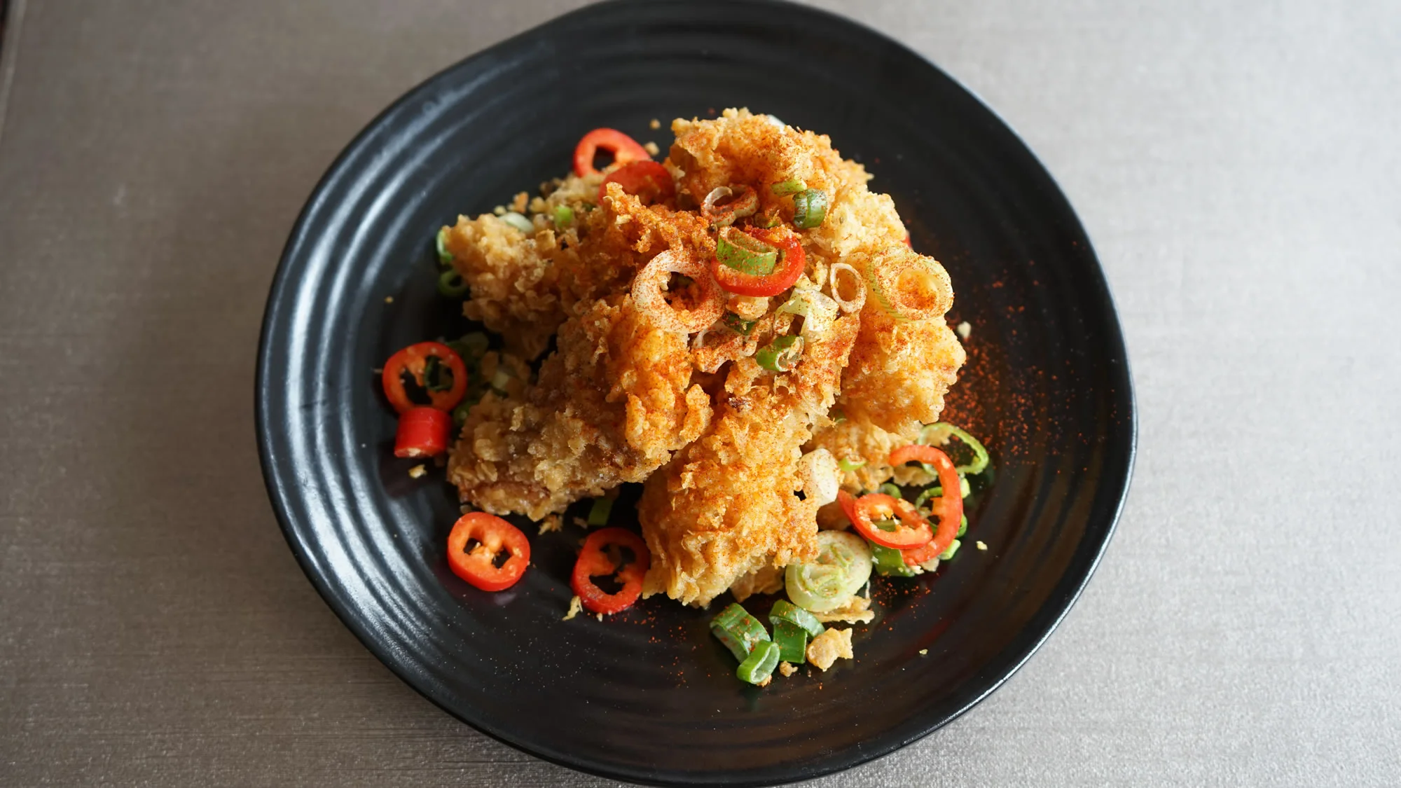9a. THAI CALAMARI
Squid, tossed in seasoned flour, flash-fried and served sprinkled with spring onions and chillies. 