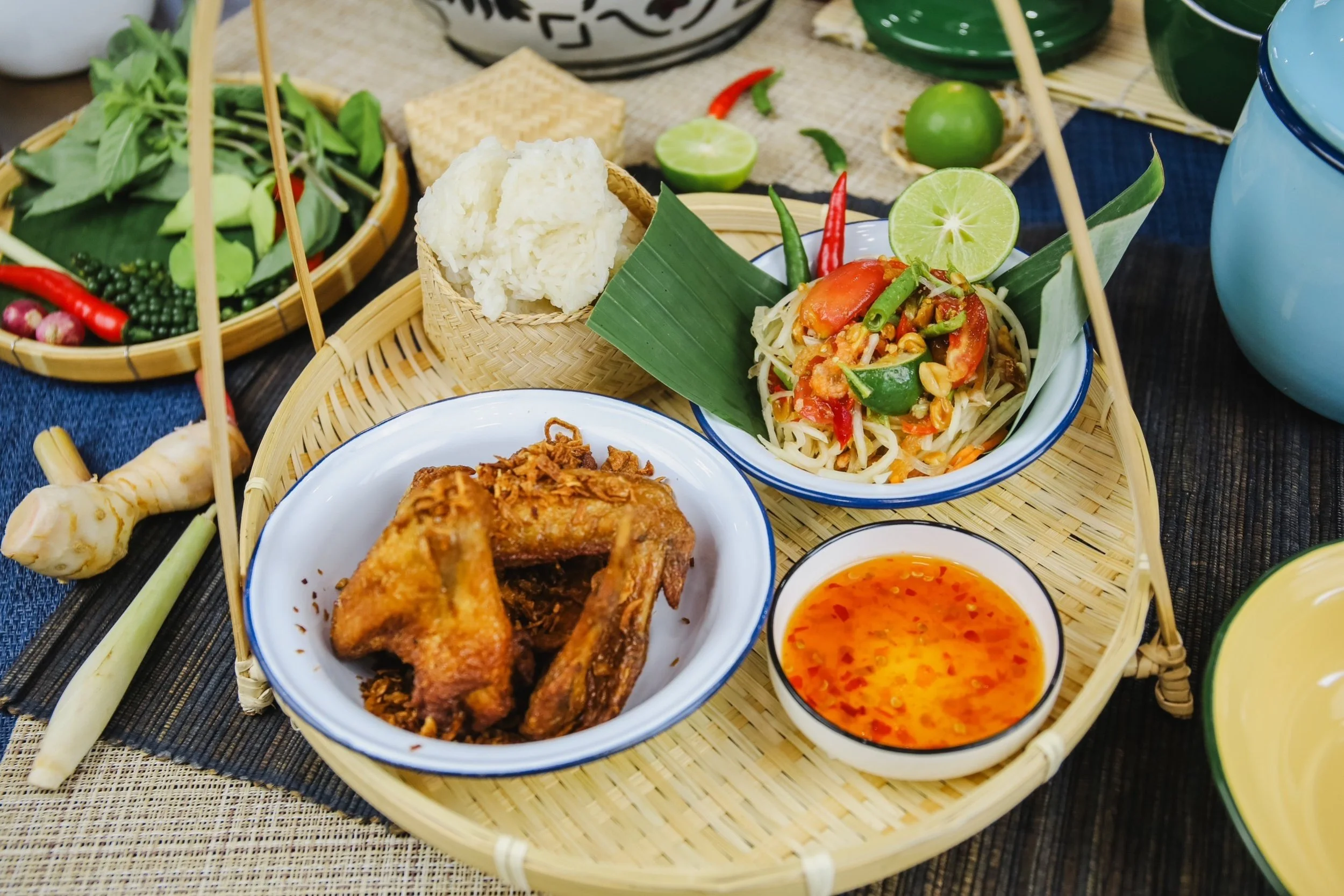 I1. SOM TAM SET LUNCH
The famous Thai green Papaya salad, with or without traditional fermented fish sauce, served with HAT-YAI fried chicken wings and sticky or coconut rice