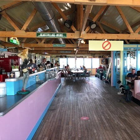 binnen heartbreak strandpavilljoen.jpg