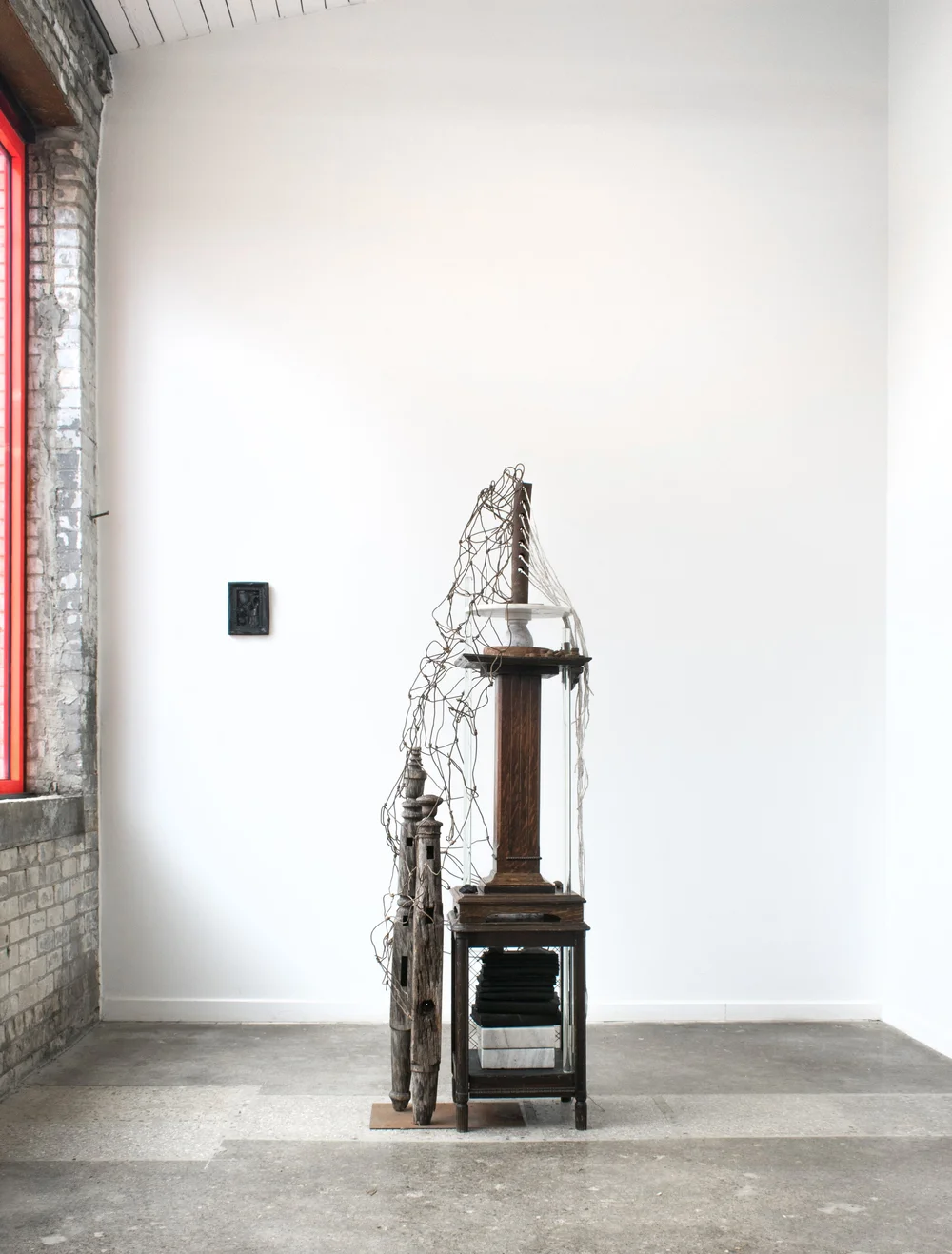 Julie Schenkelberg, Shadow Bath, 2025, installation at Matéria Gallery