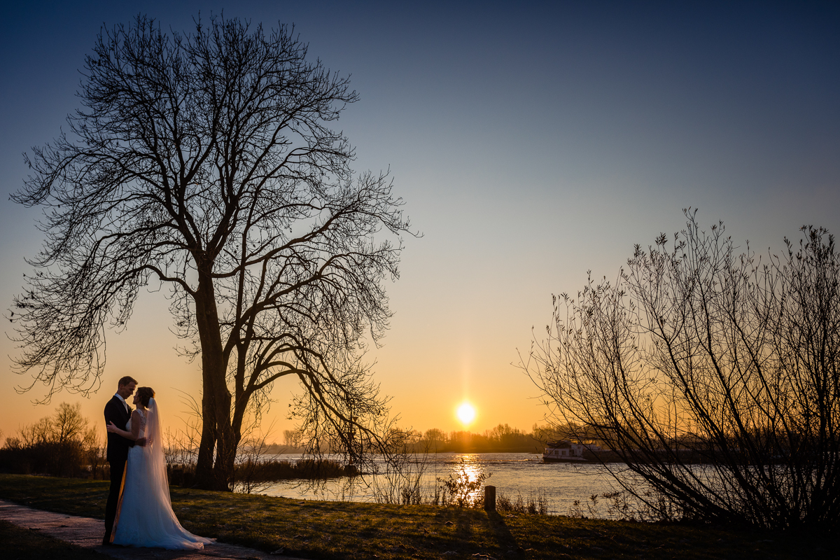 BASIS 8 UUR FOTOGRAFIE - 8 uur fotografie - vb. aankleden t/m borrel - kennismaking + detailgesprek - preview binnen 3 á 4 dagen - uren selectie & bewerking - minimaal 300 bewerkte foto’s - binnen 4-6 weken serie in huis - slideshow met de ♥ momenten - foto’s in HR zonder watermerk - reistijd & reiskosten - gratis pocketalbum met 20 blz VOOR €1250,-