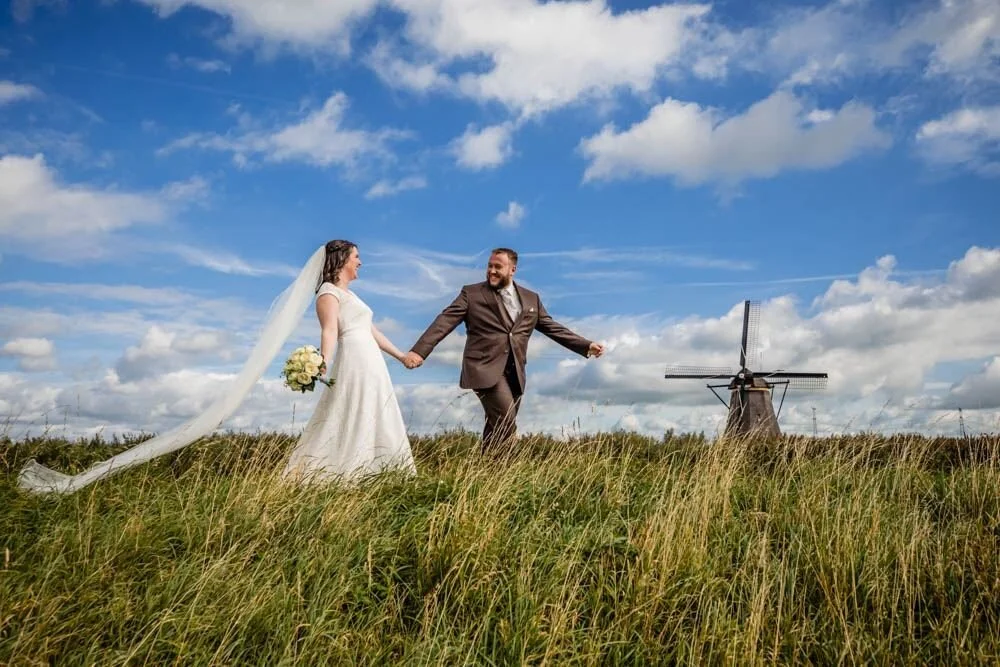 Voorbeeld van documentaire trouwfotografie tijdens de fotoshoot van een bruidspaar bij de molens van kinderdijk