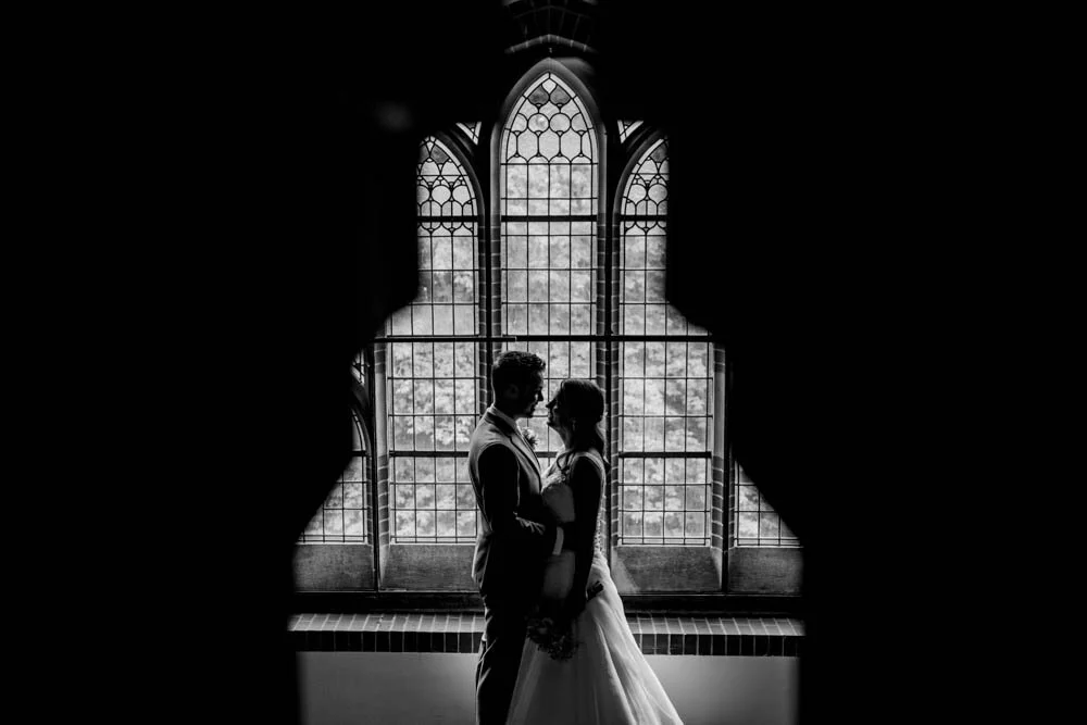 Bruidspaar maakt ontspannen trouwfoto's op deze binnenlocatie Bovendonk Hoeven