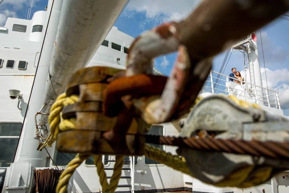 Voorbeeld van documentaire trouwfotografie tijdens een fotoshoot met het bruidspaar op de SS Rotterdam