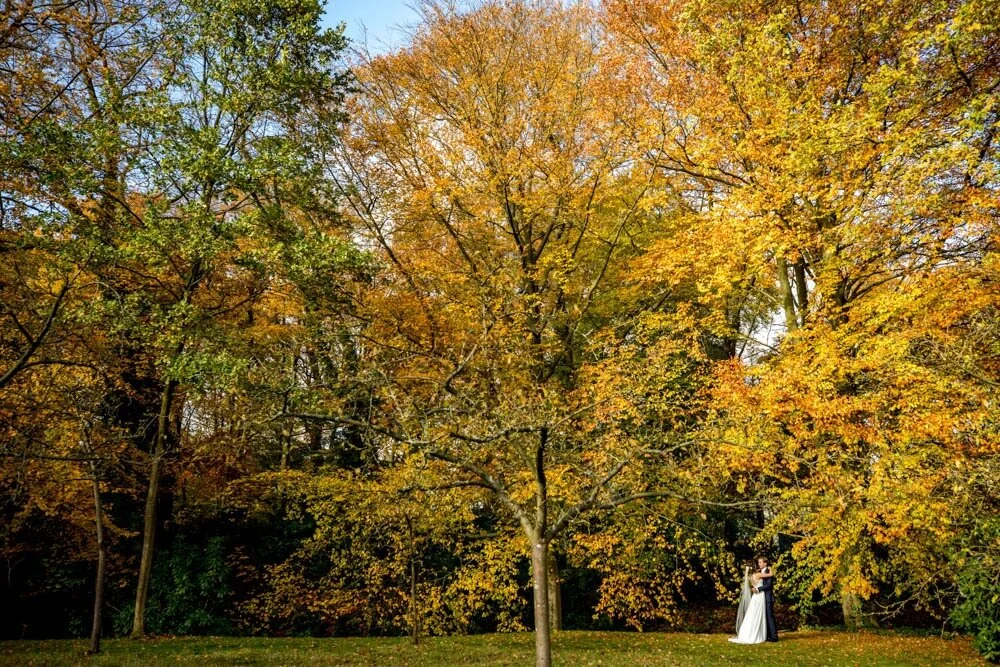 Trouwfoto in Driebergen bij Buitenplaats Sparrendaal met een bruidspaar in de herfst