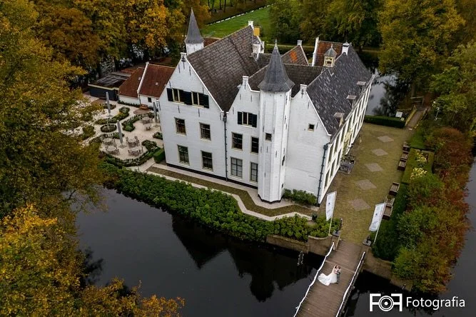 𝕋ℝ𝕆𝕌𝕎𝔼ℕ 𝕀ℕ 𝕆𝕂𝕋𝕆𝔹𝔼ℝ 😍
Hoe prachtig om in oktober, met ál die mooie herfstkleuren rondom de locatie te trouwen?! 
Charlotte & Martin kozen voor Het Kasteel van Rhoon en gaven elkaar daar, vandaag precies één jaar