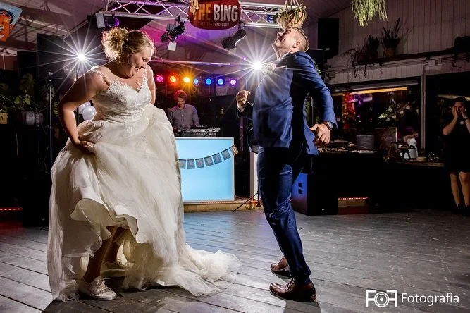 𝔸𝕃𝕋𝕀𝕁𝔻 𝔹𝕃𝕀𝕁𝕍𝔼ℕ 𝕃𝔸ℂℍ𝔼ℕ 🫶🏻
Sommige bruiloften blijven je voor altijd bij ❤️ hebben een speciaal plekje in mijn hart. 
Deze 2 😍! Altijd blijven lachen! 
Wat genoten ze van hun prachtige dag en wat kunnen ze daar, na 4 jaar, nog steed