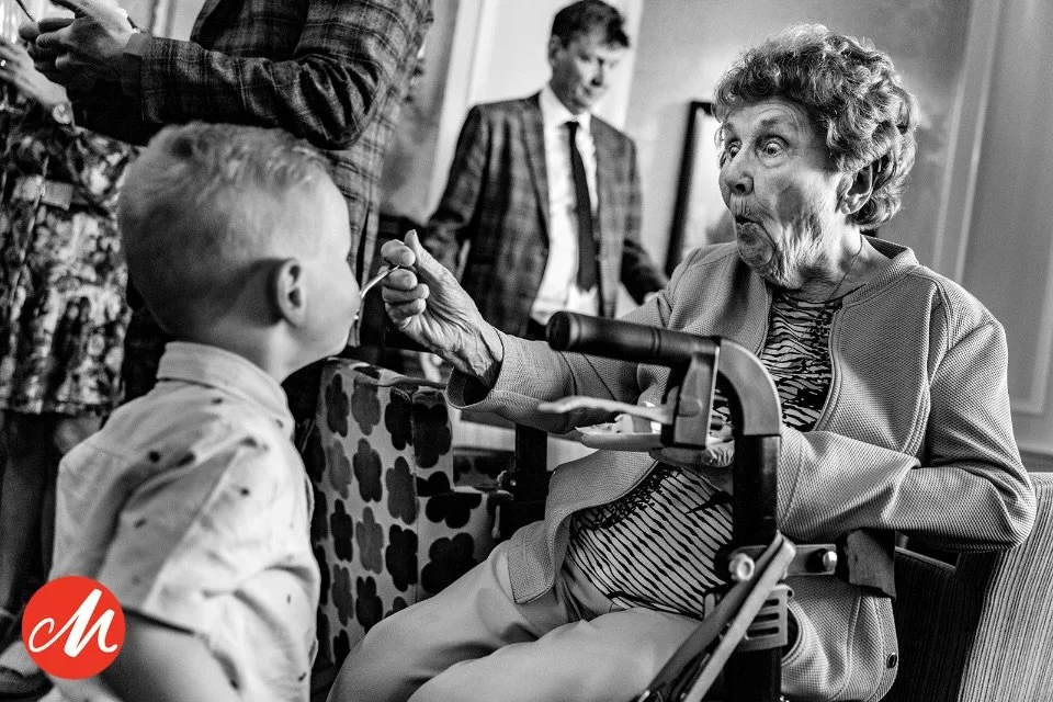 𝔸𝕎𝔸ℝ𝔻 ℕ𝕀𝔼𝕌𝕎𝕊 🎊

Altijd spannend als de uitslag van @mastersofweddingphotography je mail binnenrolt 🤭

Deze heerlijke foto van dit moment van oma &amp; een lekker stukje taart smullende kleine knul is beloond met een award 🏆 

Zo tof om di