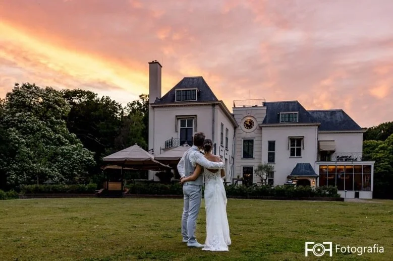 𝑶𝑷 𝒁𝑶𝑬𝑲 𝑵𝑨𝑨𝑹 𝑱𝑼𝑳𝑳𝑰𝑬 𝑻𝑹𝑶𝑼𝑾𝑳𝑶𝑪𝑨𝑻𝑰𝑬

Yes! 🎉 je bent gevraagd, jullie gaan trouwen! 

De eerste stap naar die grote dag is, samen met jullie 💍 datum, het vinden van de perfecte locatie voor jullie dag ❤️

Morgen is de Open T