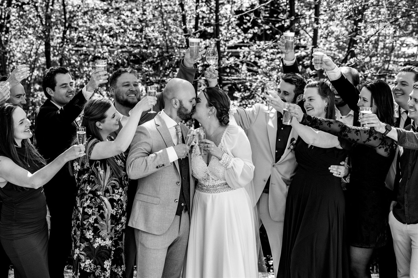 𝕃𝕠𝕧𝕖 𝕚𝕤 𝕚𝕟 𝕥𝕙𝕖 𝕒𝕚𝕣

Twee weken getrouwd alweer! 
Deze dag gevuld met zoveel liefde 🫶🏻 
Van &lsquo;s ochtends vroeg bij de voorbereidingen tot de laatste danspasjes op de dansvloer.. elk moment zo mooi! 

Nog even nagenieten ☺️ 

Fijn 