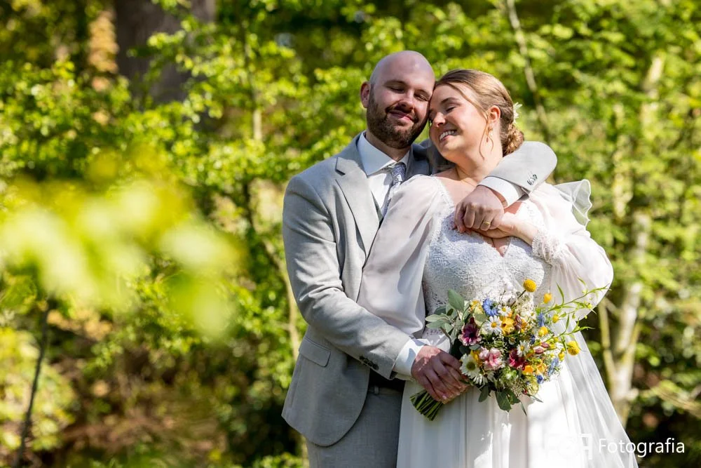 Fotoshoot bruidspaar bos
